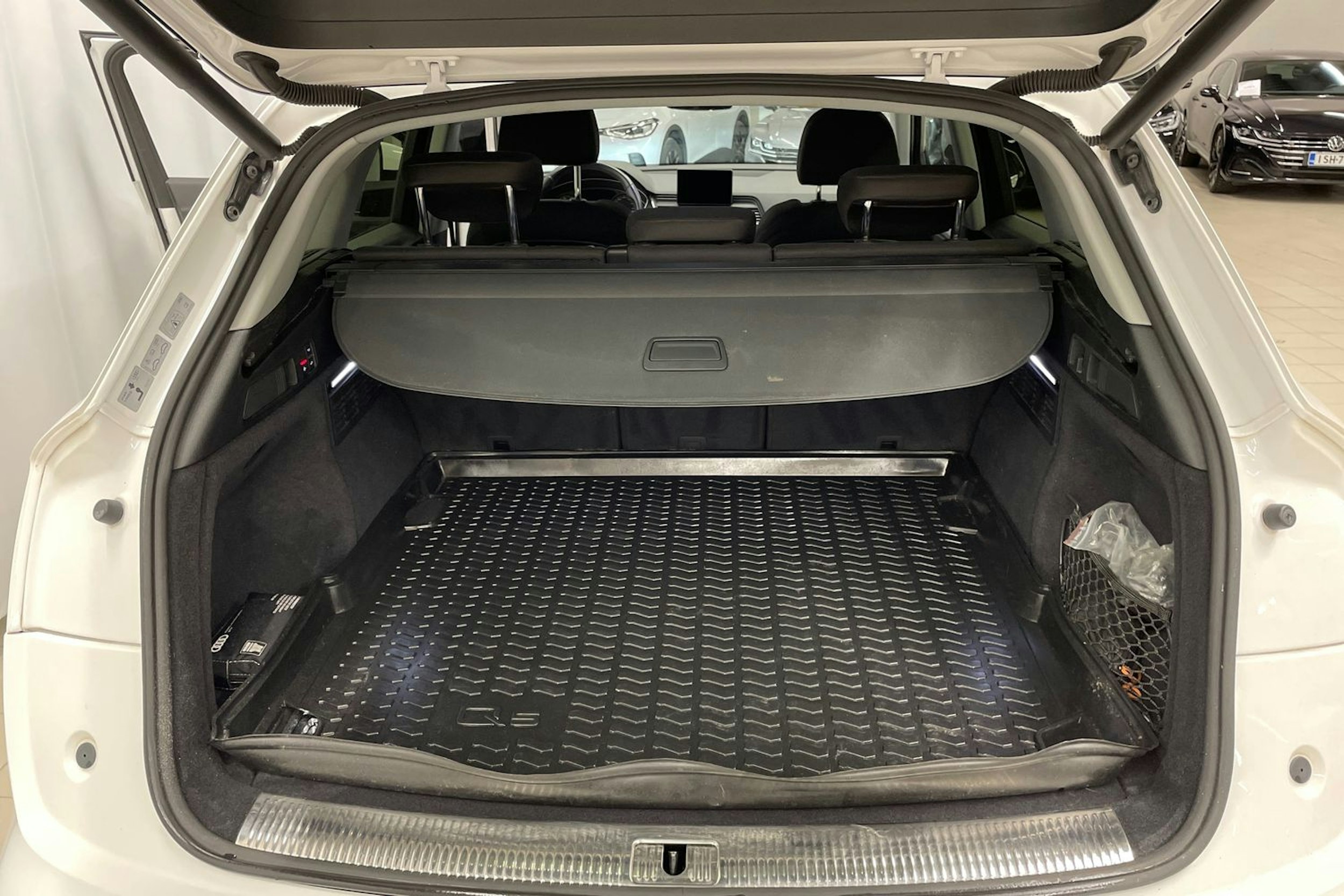 Valkoinen Audi Q5 2020 kuva 17.