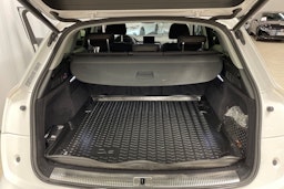 Valkoinen Audi Q5 2020 kuva 17.