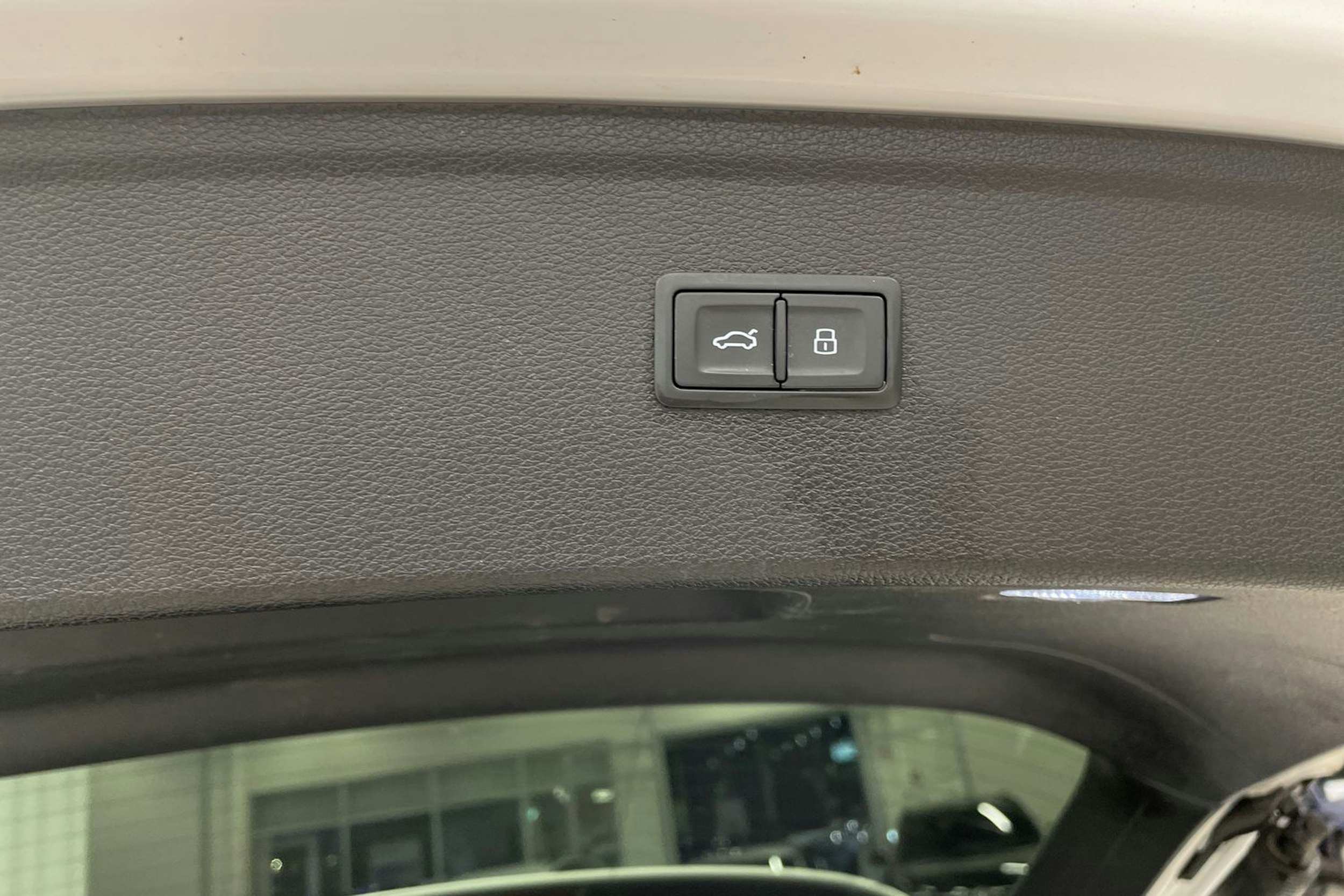 Valkoinen Audi Q5 2020 kuva 18.