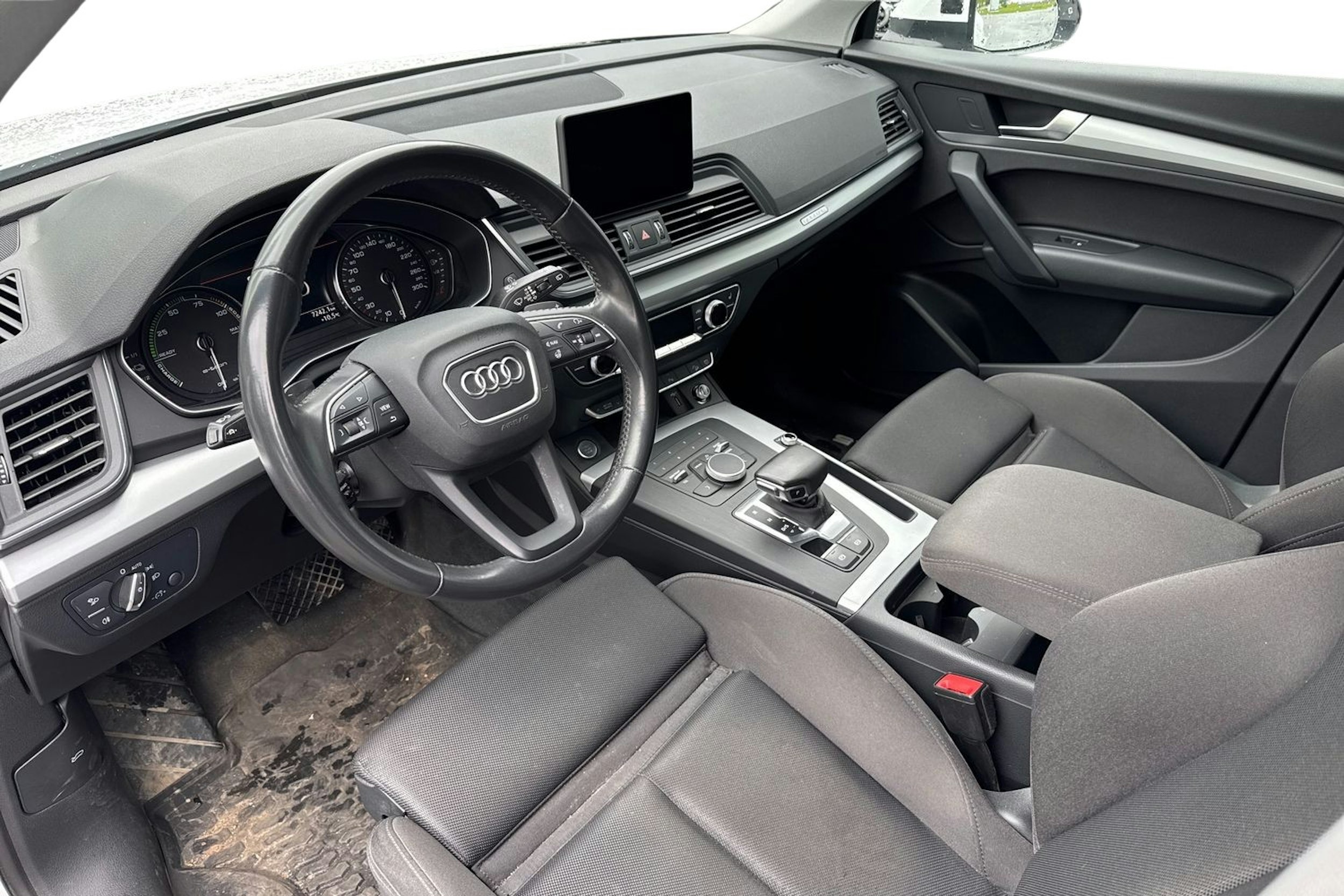 Valkoinen Audi Q5 2020 kuva 3.