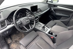 Valkoinen Audi Q5 2020 kuva 3.