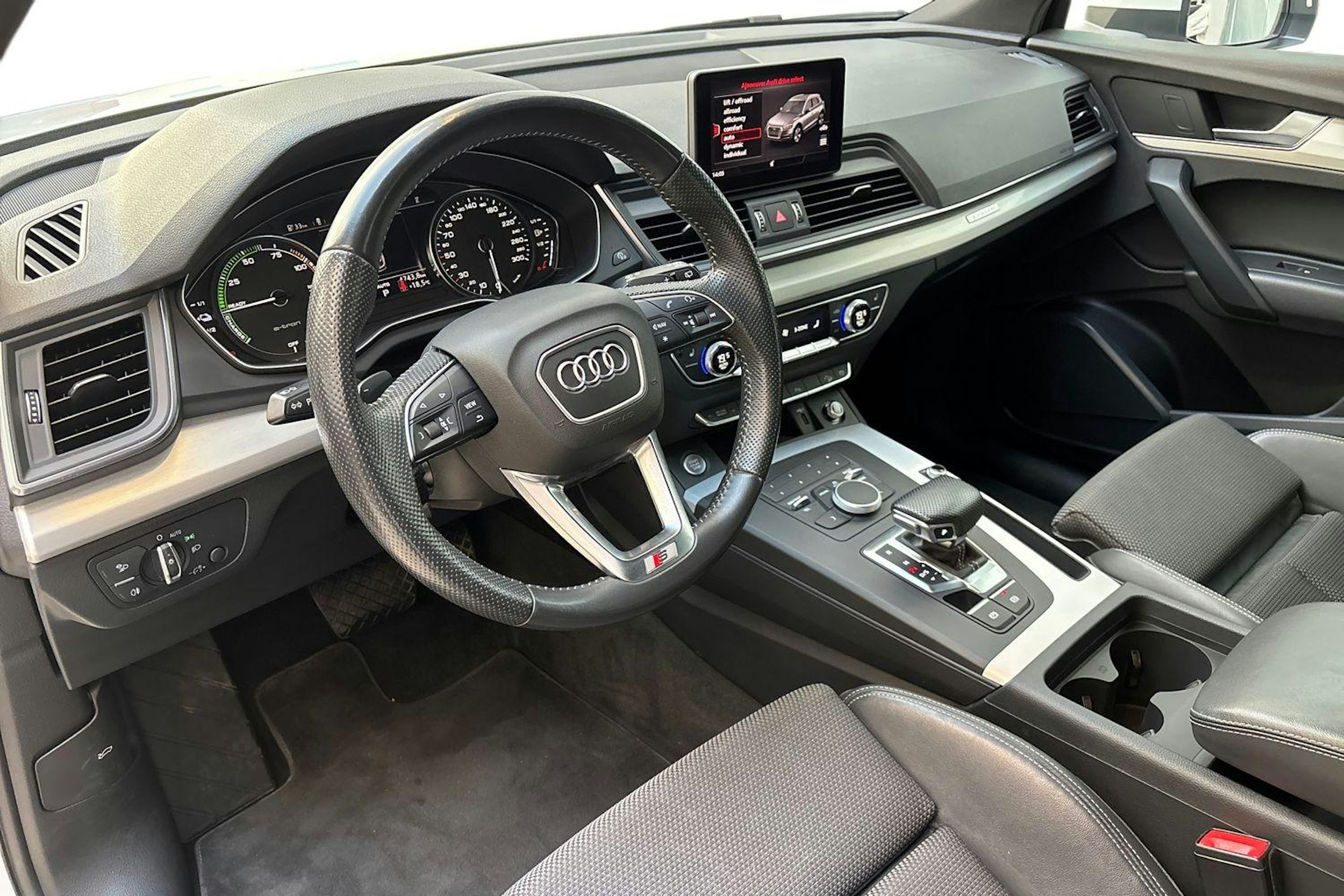 valkoinen Audi Q5 2020 kuva 7.