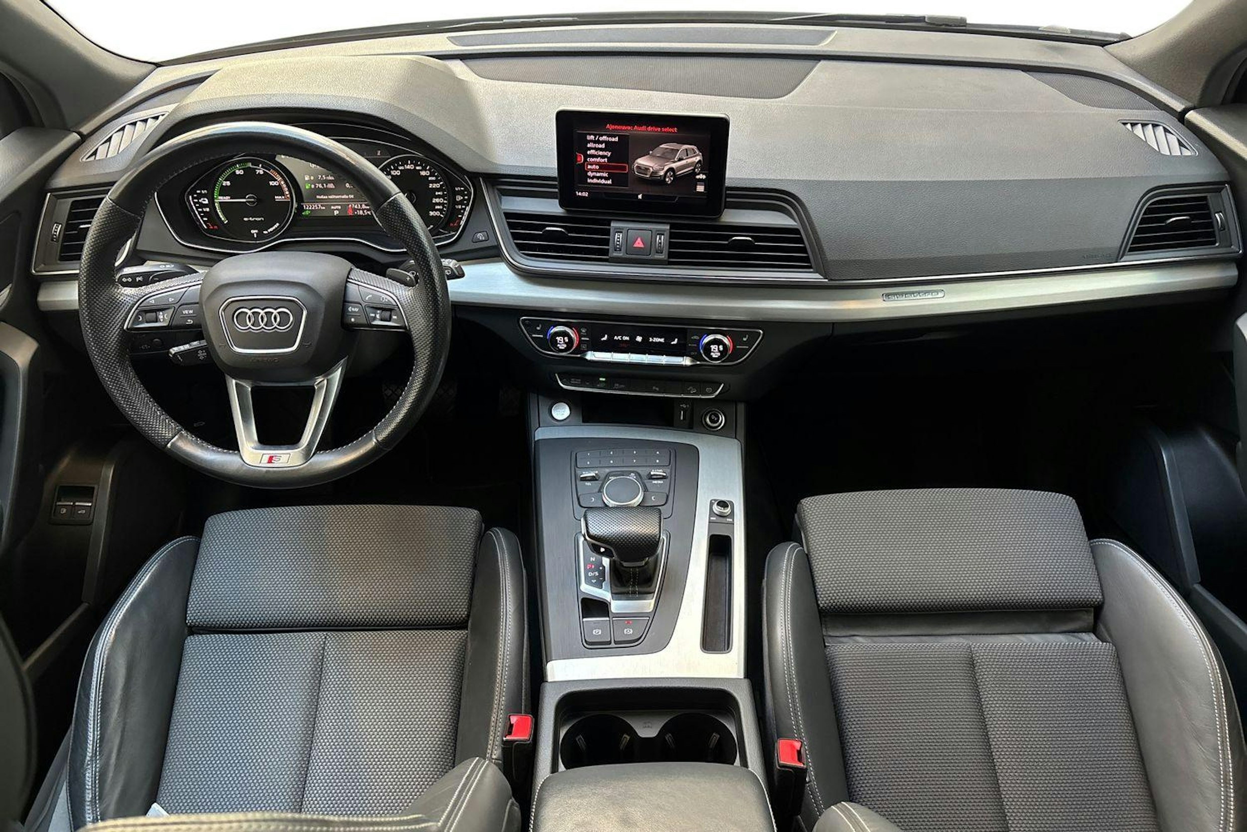 valkoinen Audi Q5 2020 kuva 9.