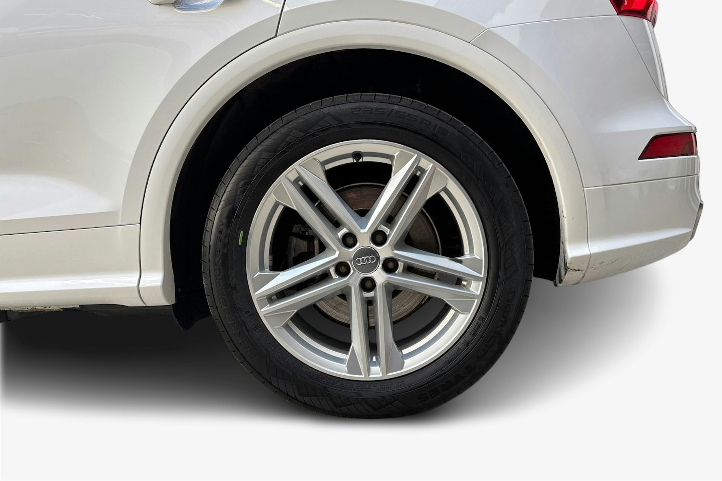 valkoinen Audi Q5 2020 kuva 11.