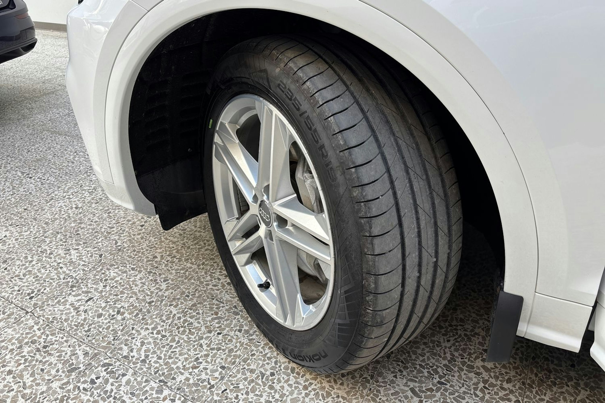 valkoinen Audi Q5 2020 kuva 13.