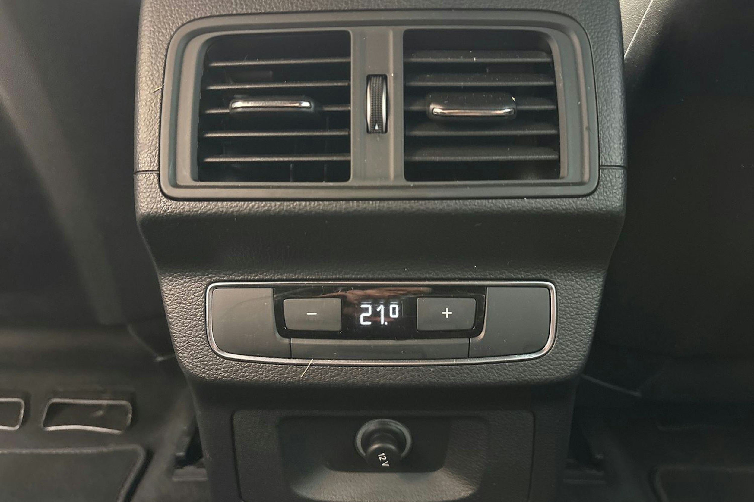 valkoinen Audi Q5 2020 kuva 19.