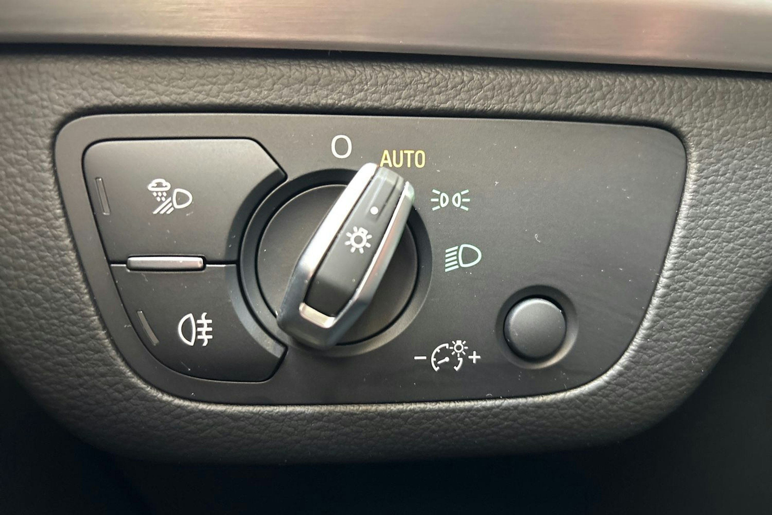 valkoinen Audi Q5 2020 kuva 20.