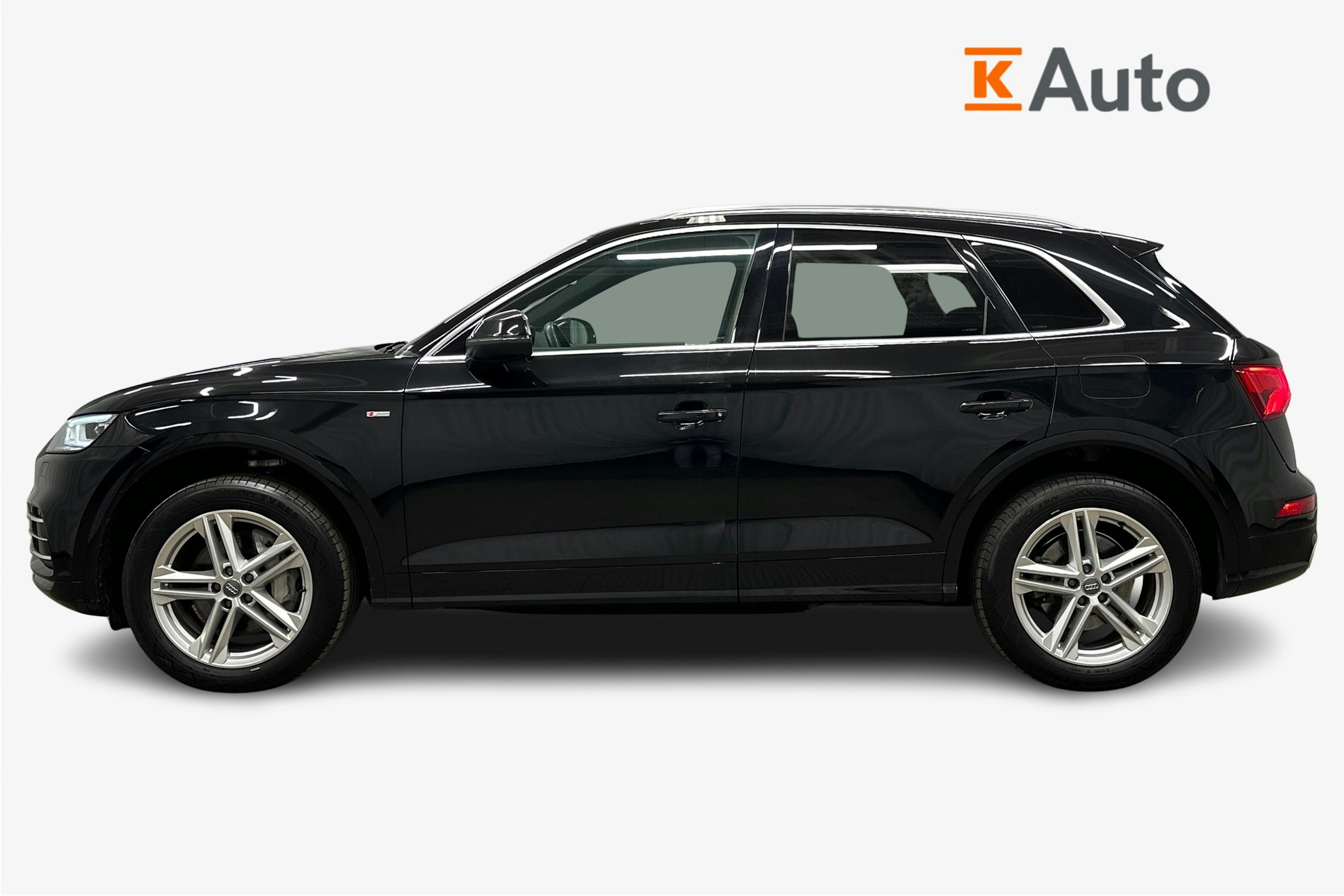 musta Audi Q5 2020 kuva 6.
