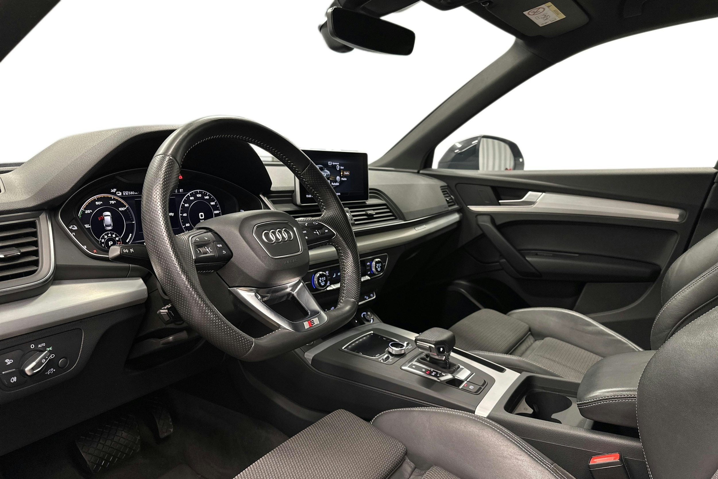musta Audi Q5 2020 kuva 7.
