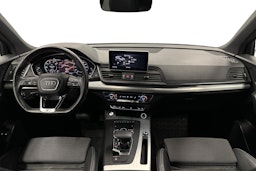 musta Audi Q5 2020 kuva 9.