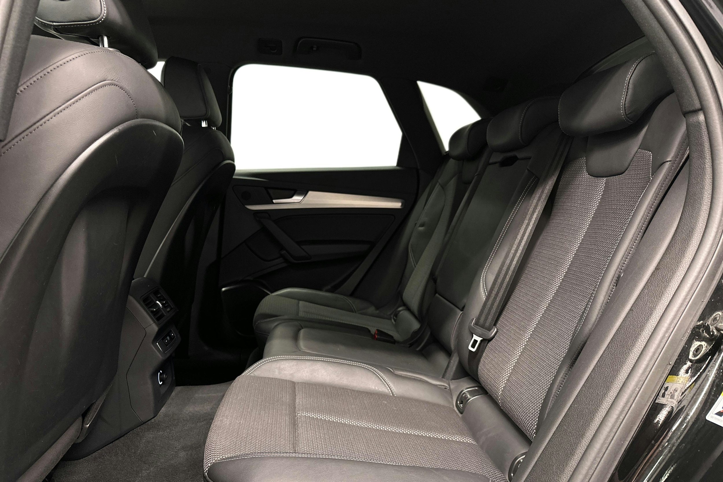 musta Audi Q5 2020 kuva 10.