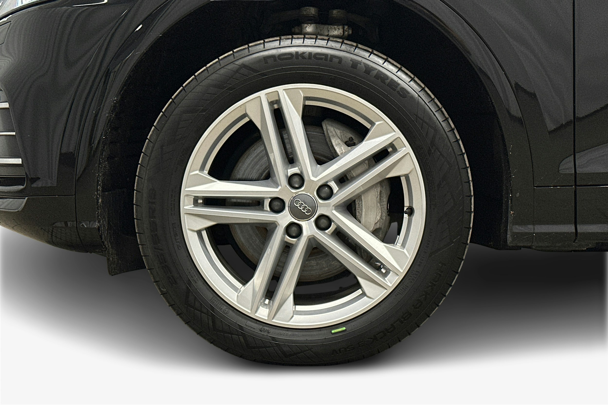 musta Audi Q5 2020 kuva 11.