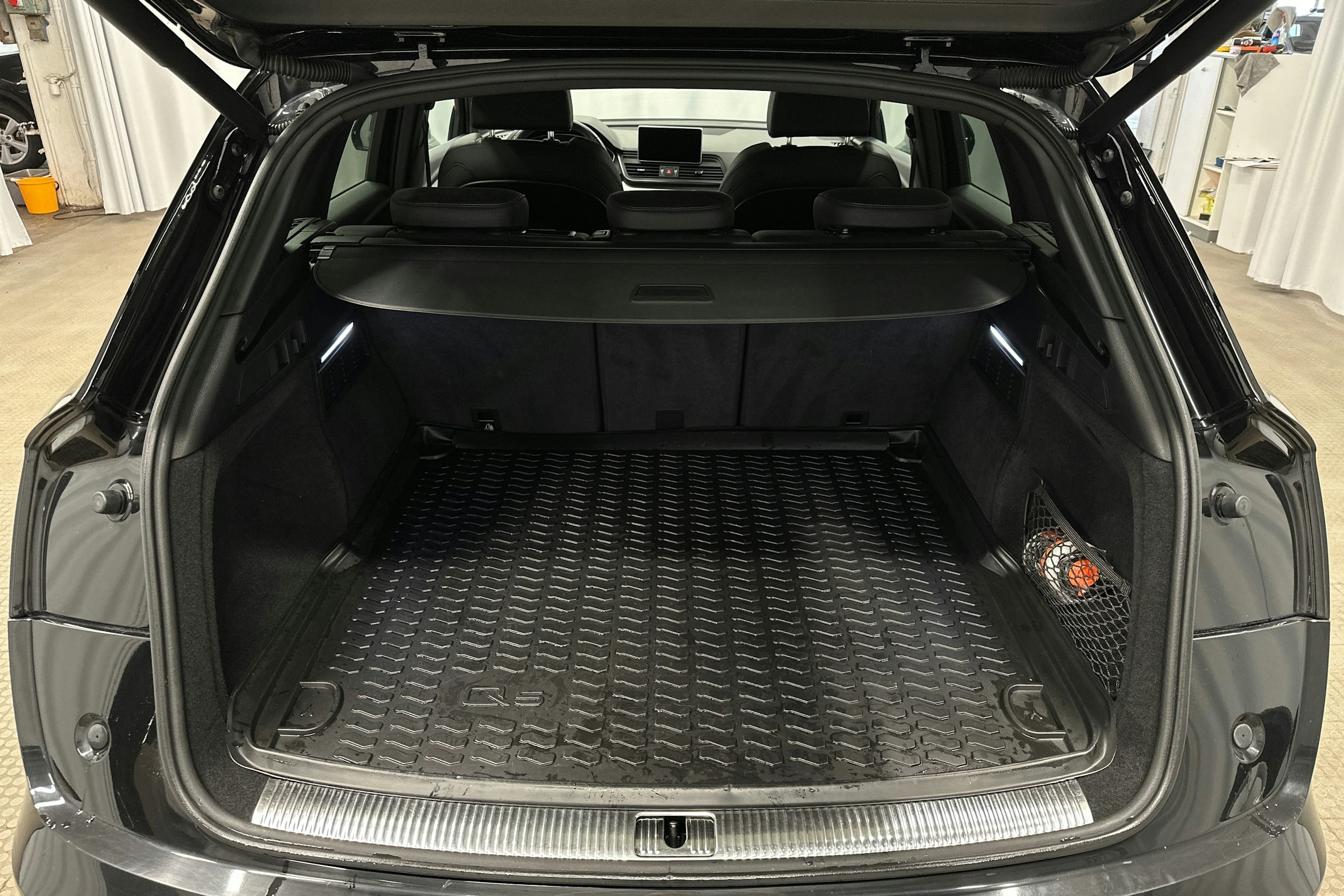 musta Audi Q5 2020 kuva 14.