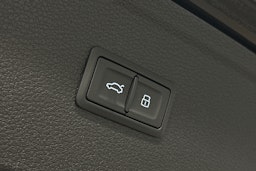 musta Audi Q5 2020 kuva 15.