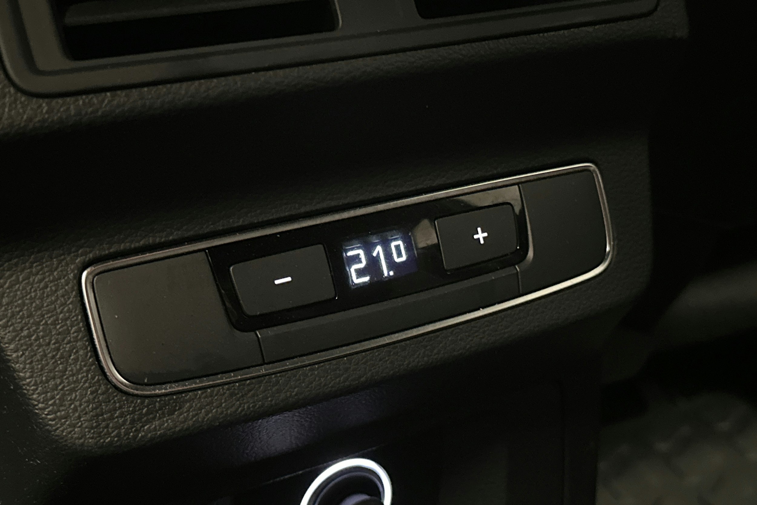 musta Audi Q5 2020 kuva 16.