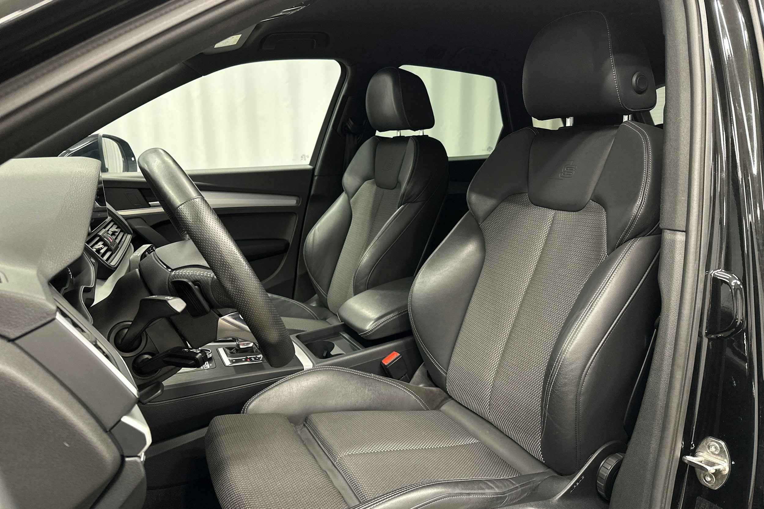 musta Audi Q5 2020 kuva 17.