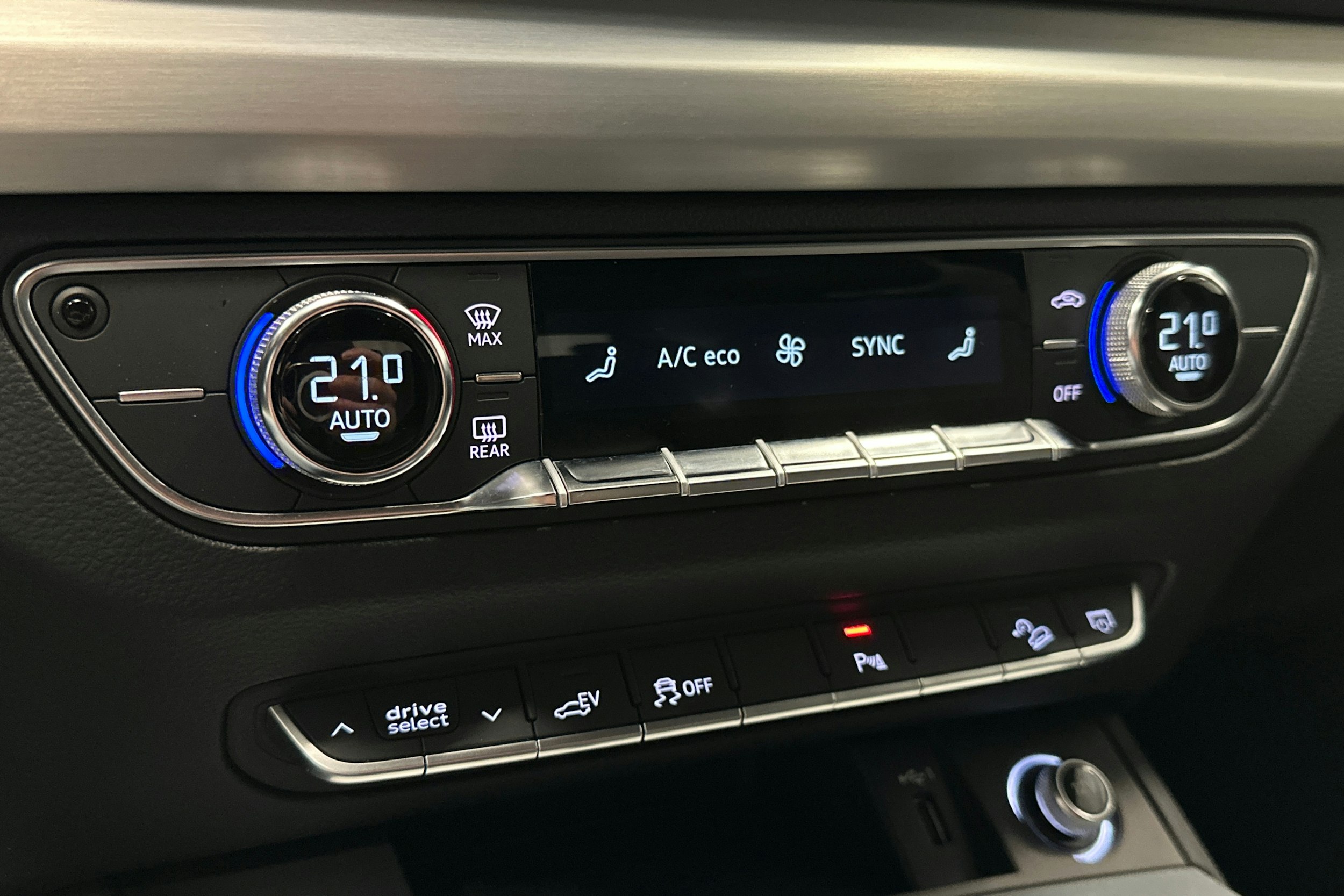 musta Audi Q5 2020 kuva 28.