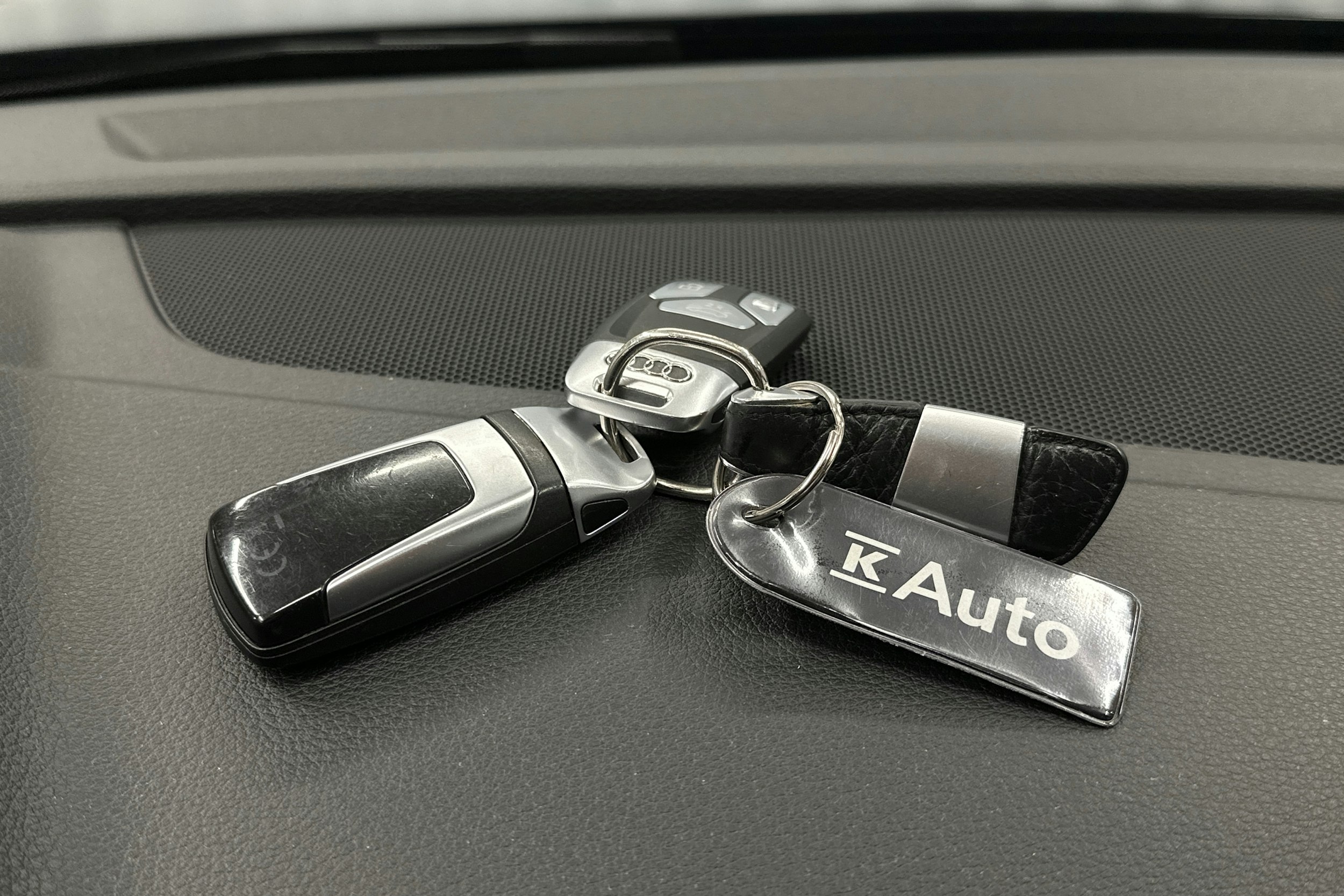 musta Audi Q5 2020 kuva 30.