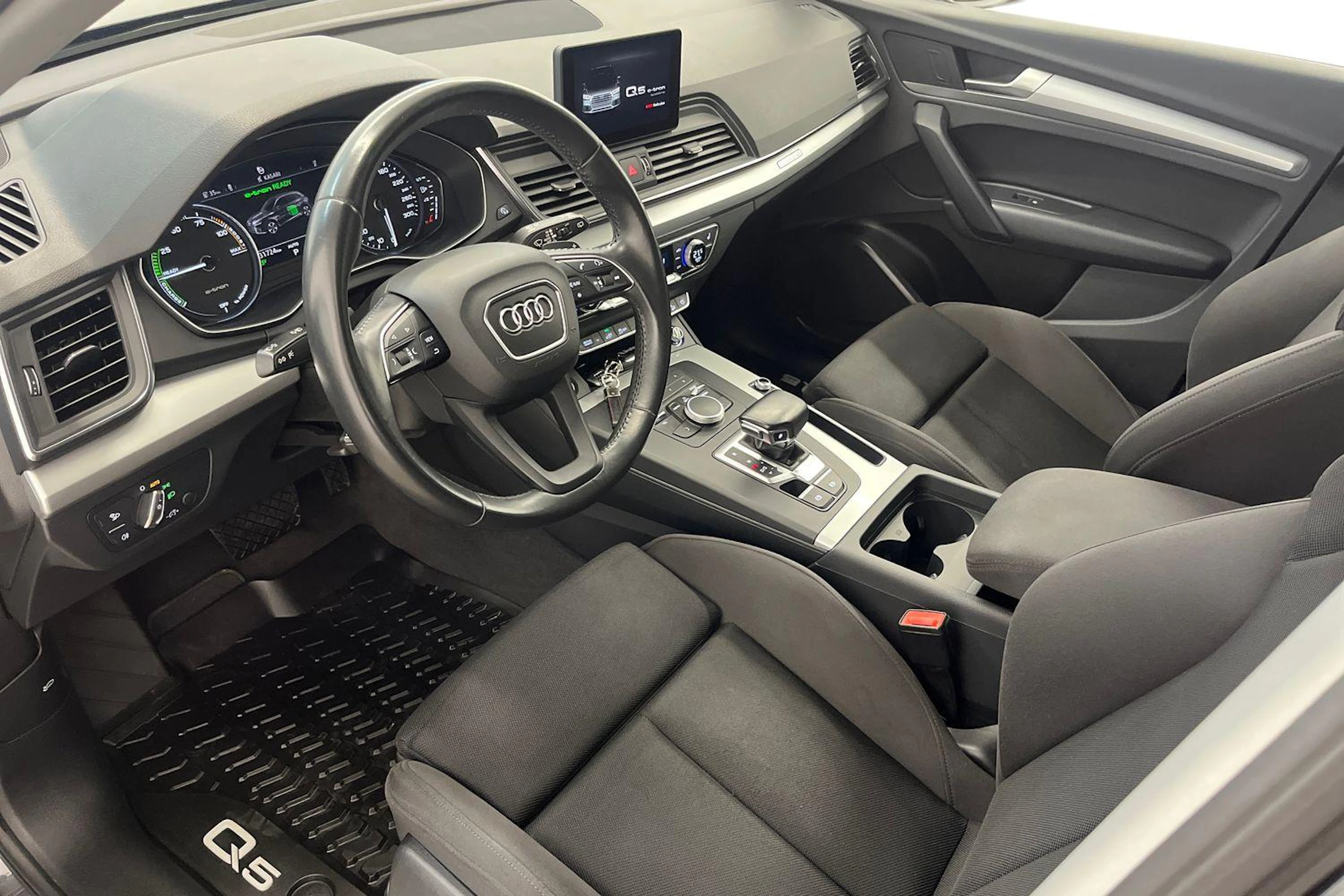harmaa Audi Q5 2020 kuva 8.
