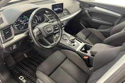 harmaa Audi Q5 2020 kuva 8.