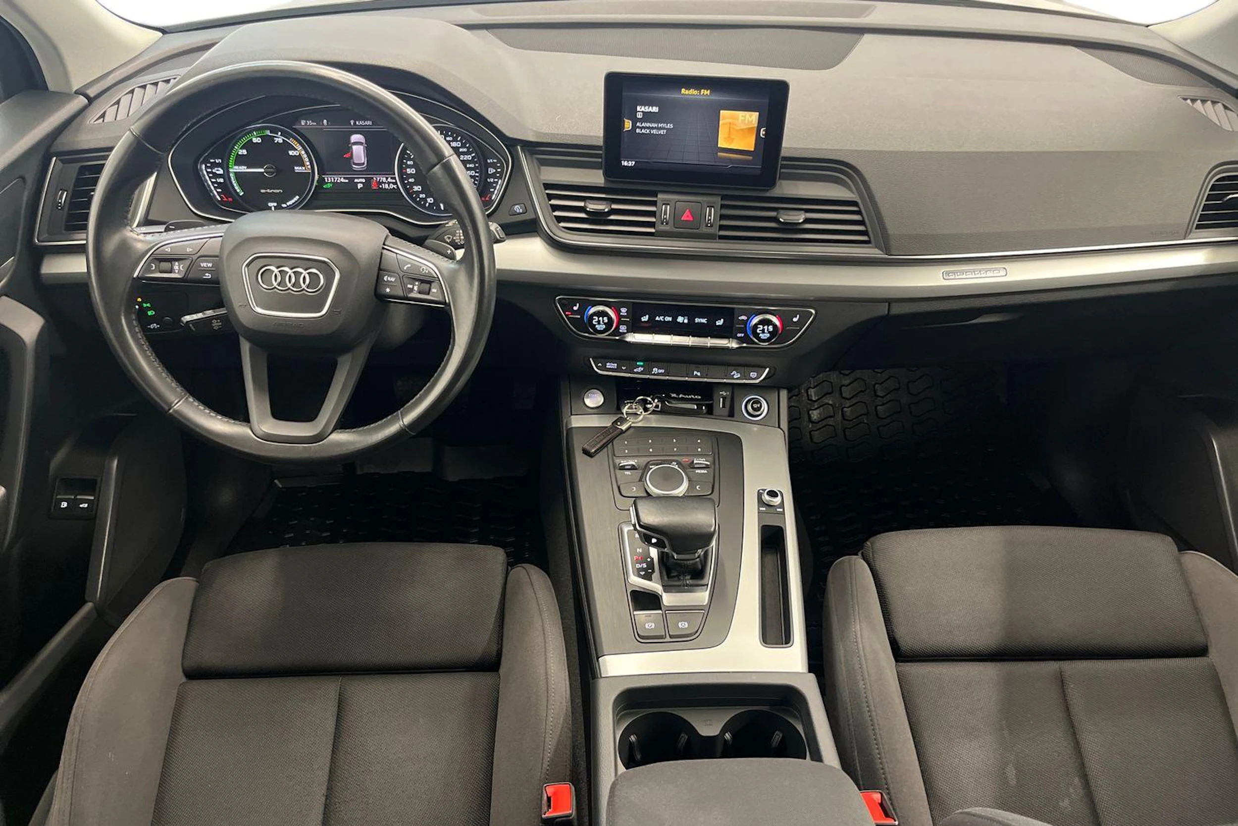 harmaa Audi Q5 2020 kuva 9.