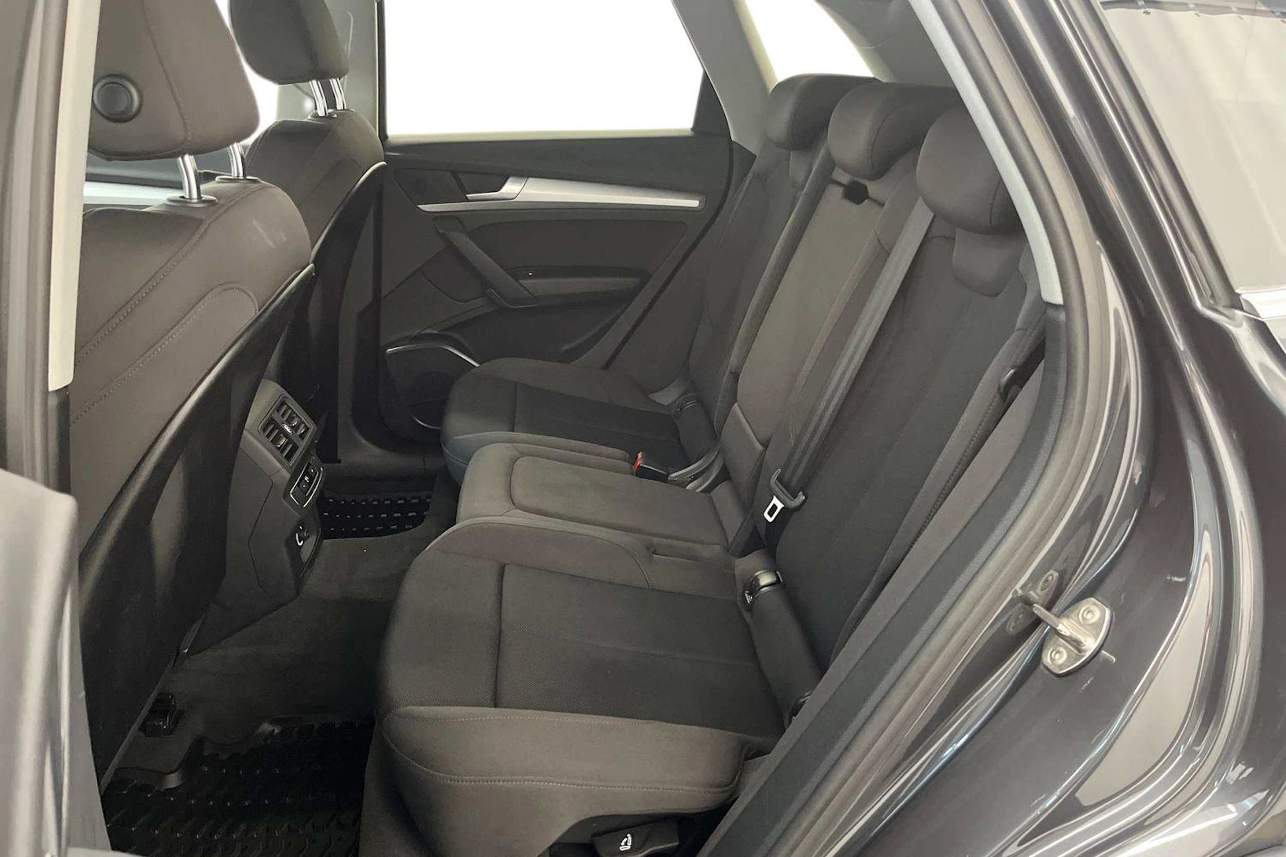 harmaa Audi Q5 2020 kuva 11.