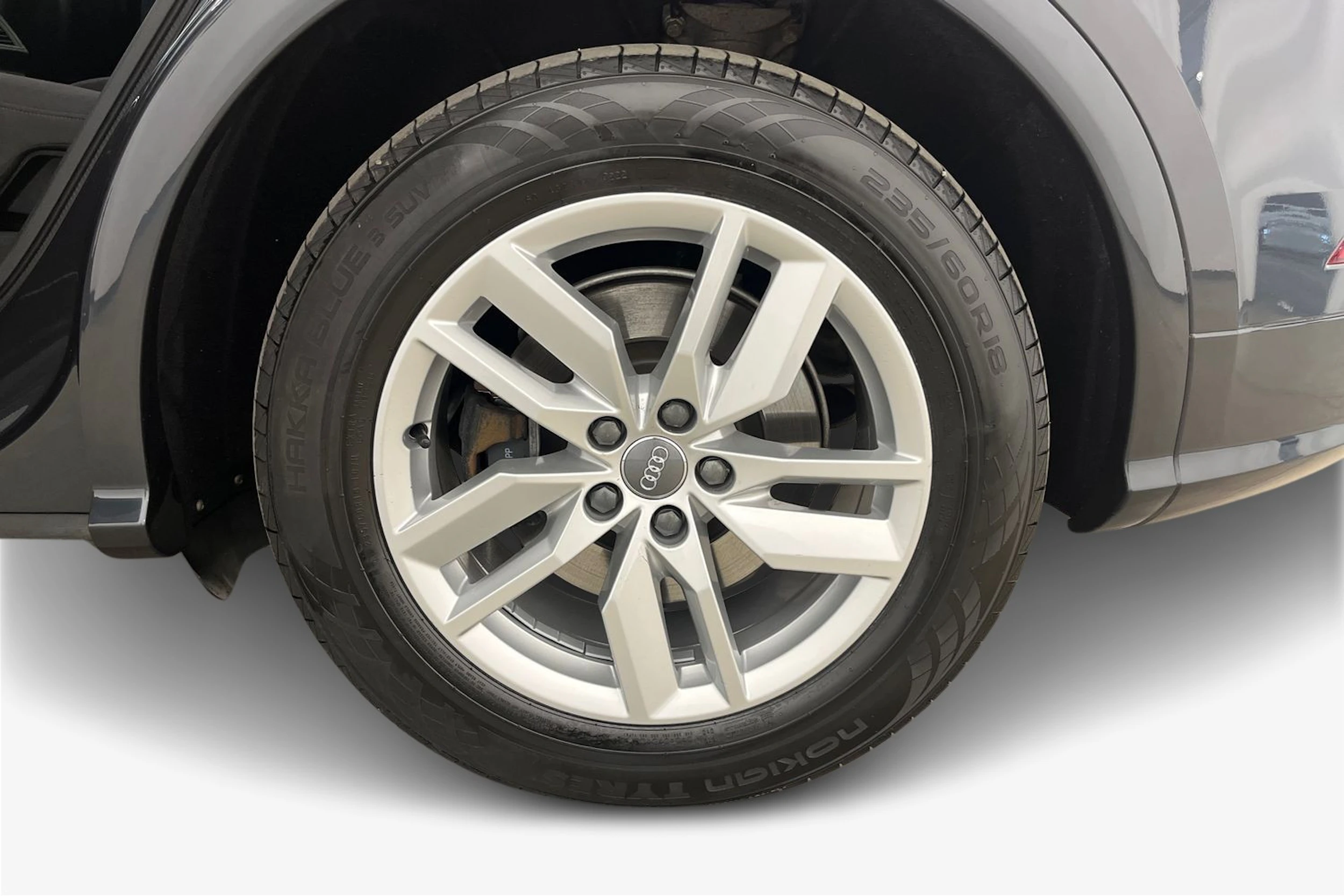 harmaa Audi Q5 2020 kuva 12.