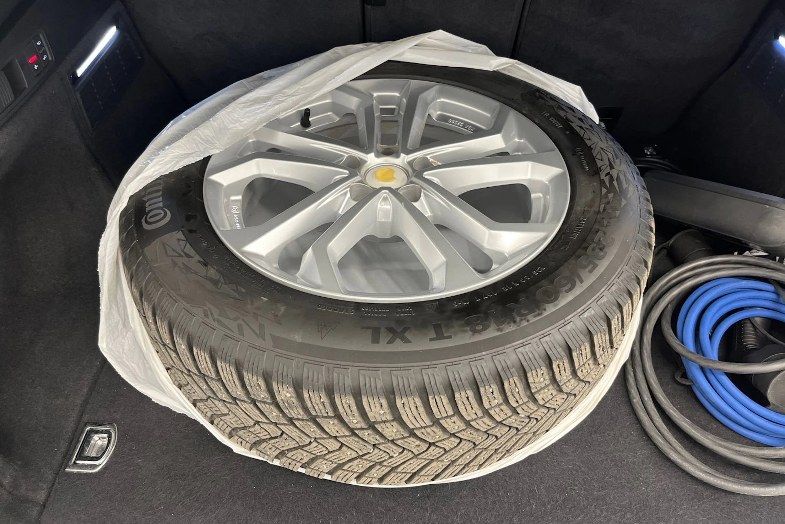 harmaa Audi Q5 2020 kuva 13.