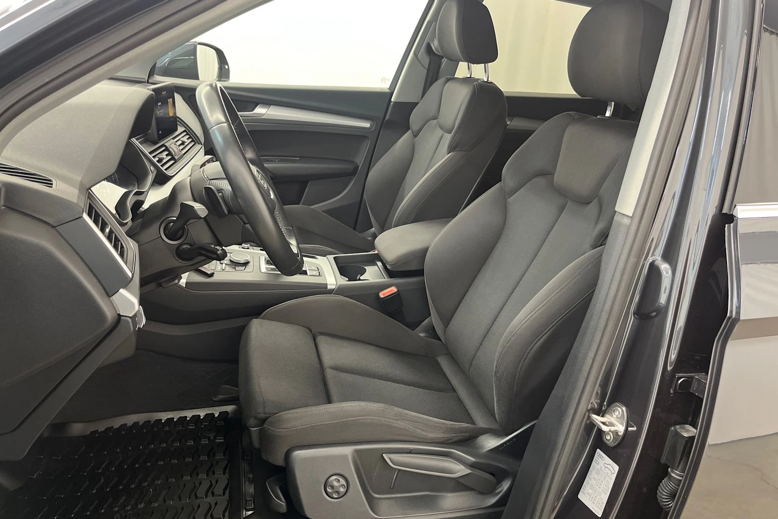 harmaa Audi Q5 2020 kuva 16.