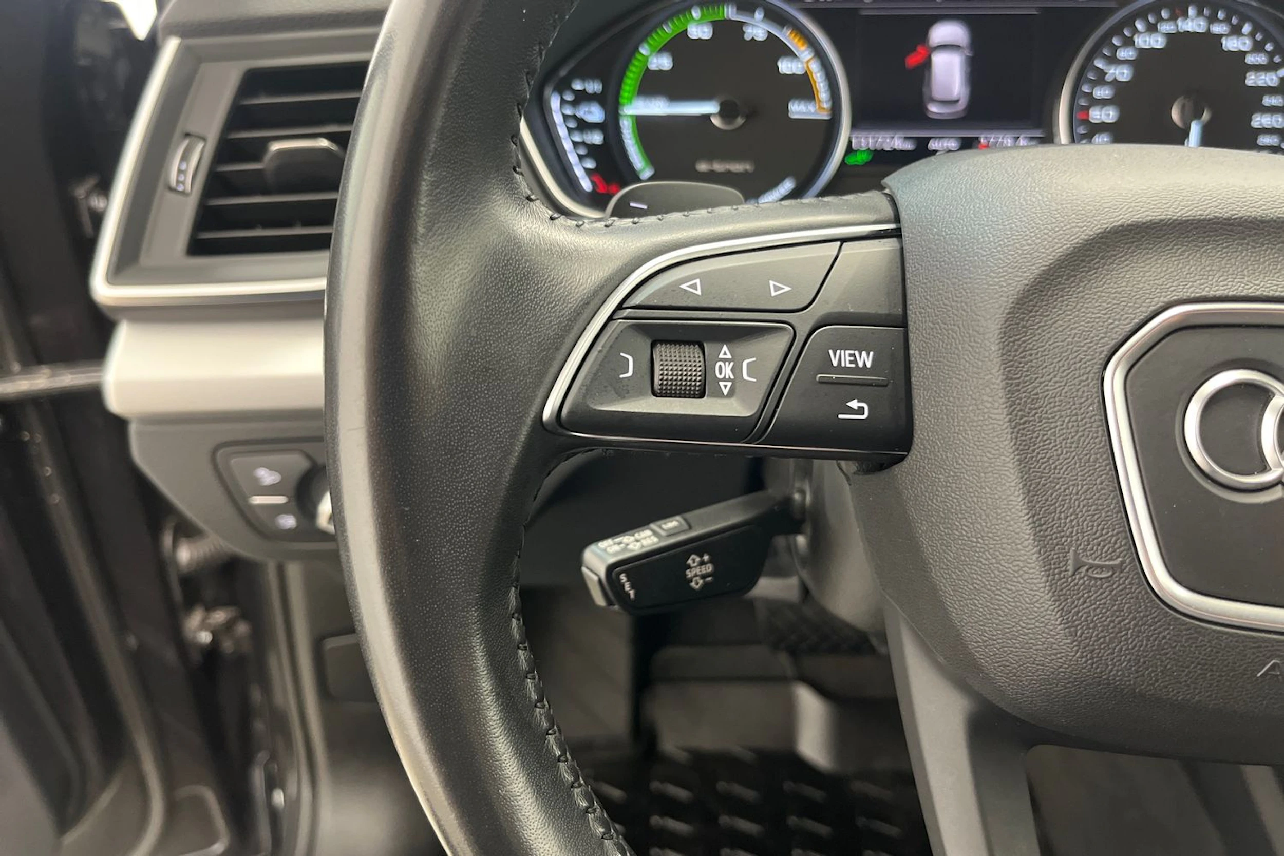 harmaa Audi Q5 2020 kuva 17.