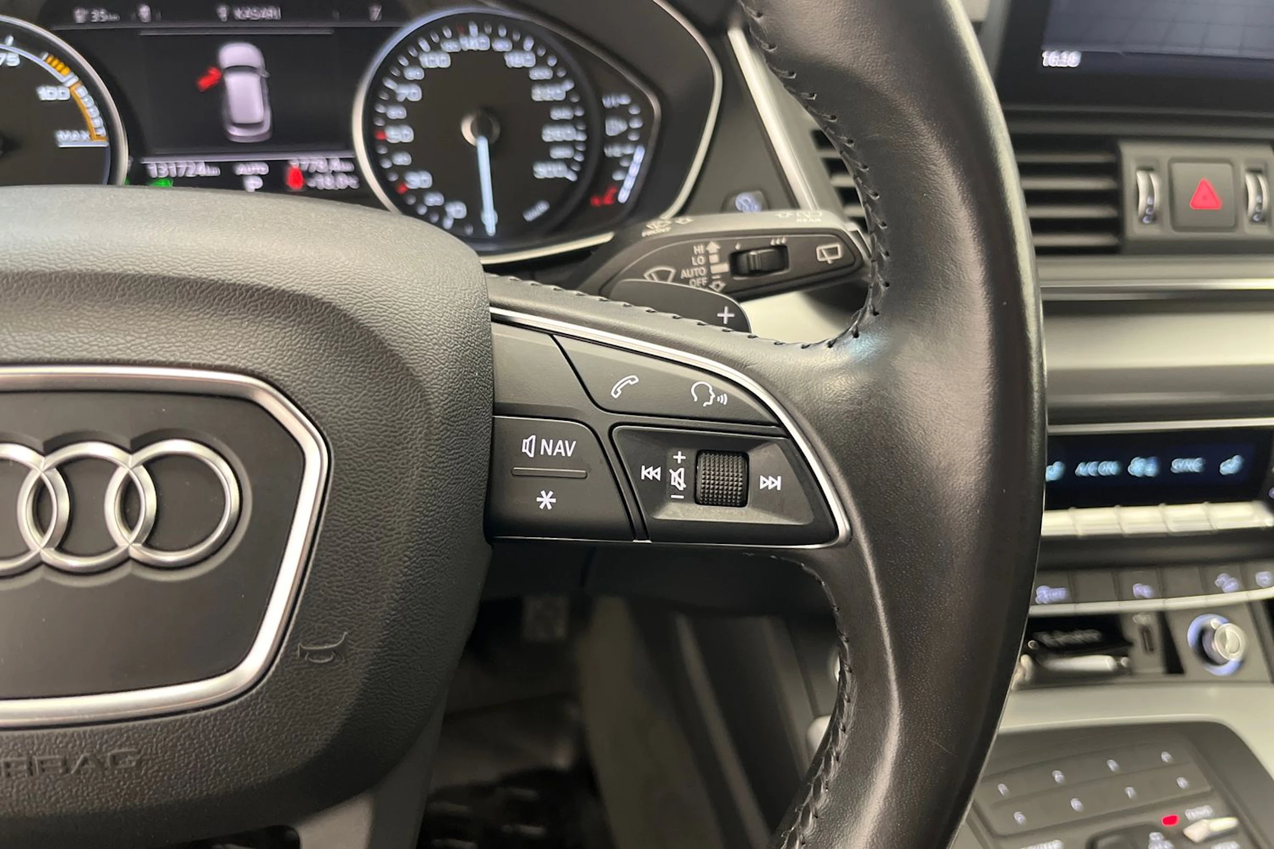 harmaa Audi Q5 2020 kuva 18.