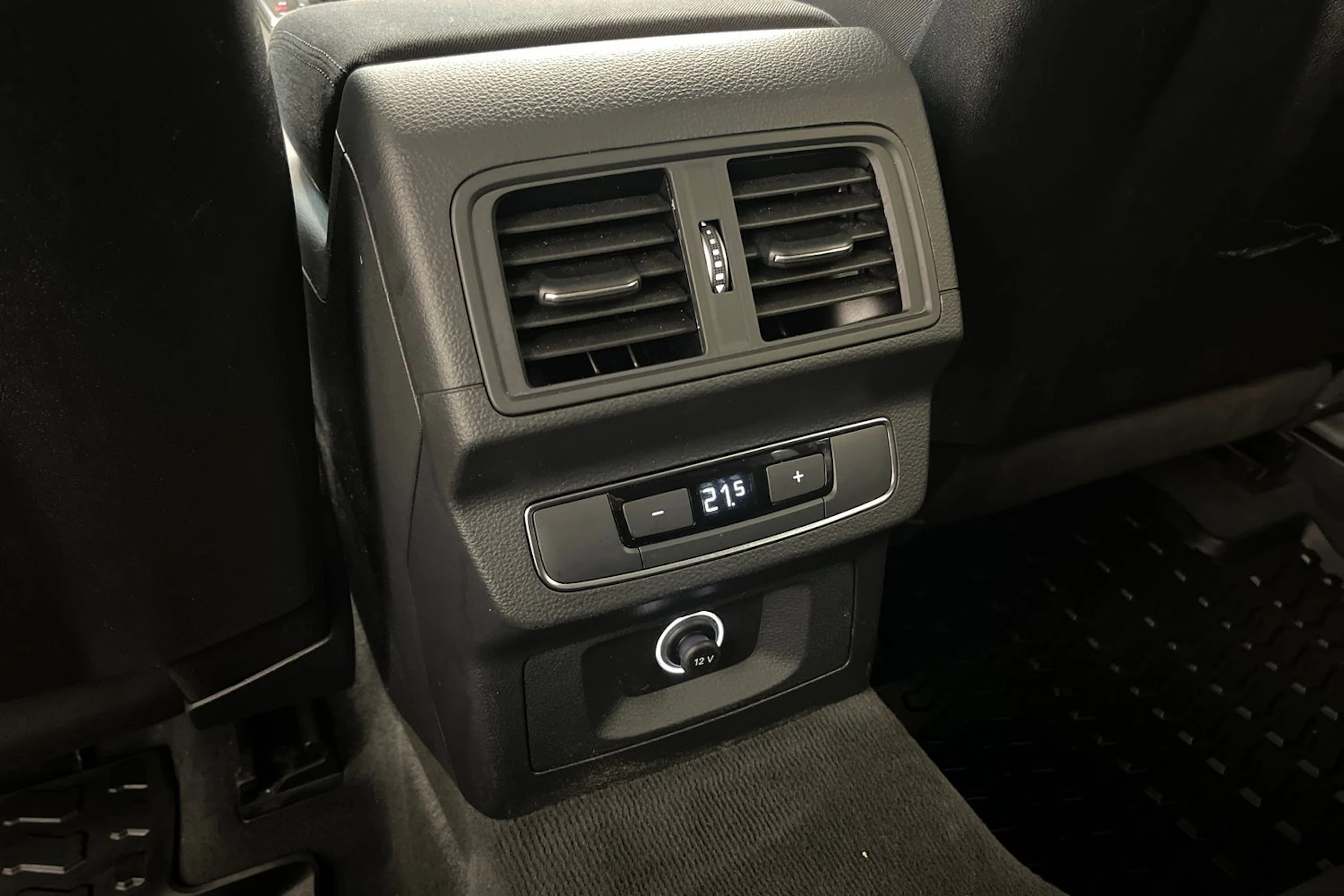 harmaa Audi Q5 2020 kuva 21.