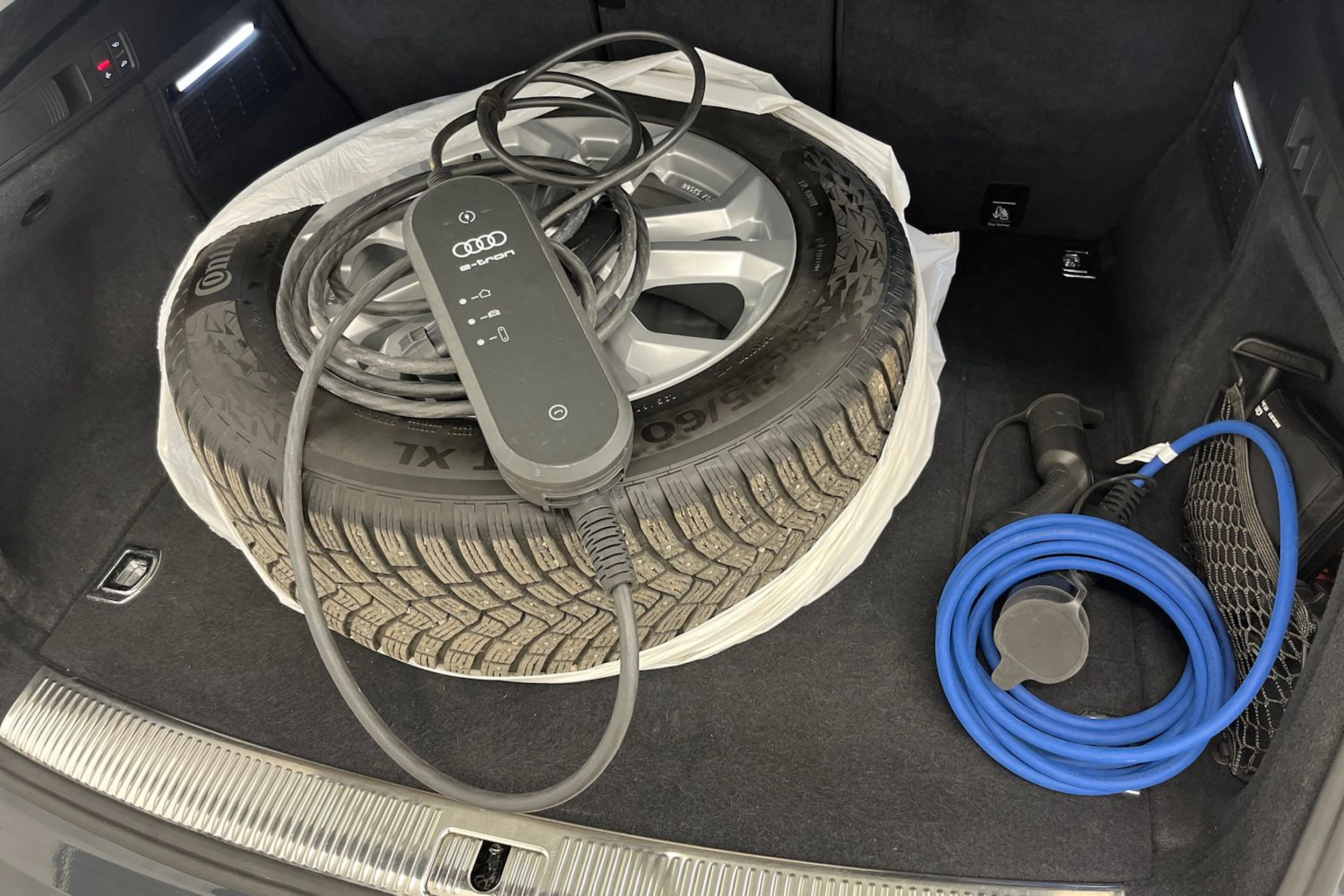harmaa Audi Q5 2020 kuva 26.