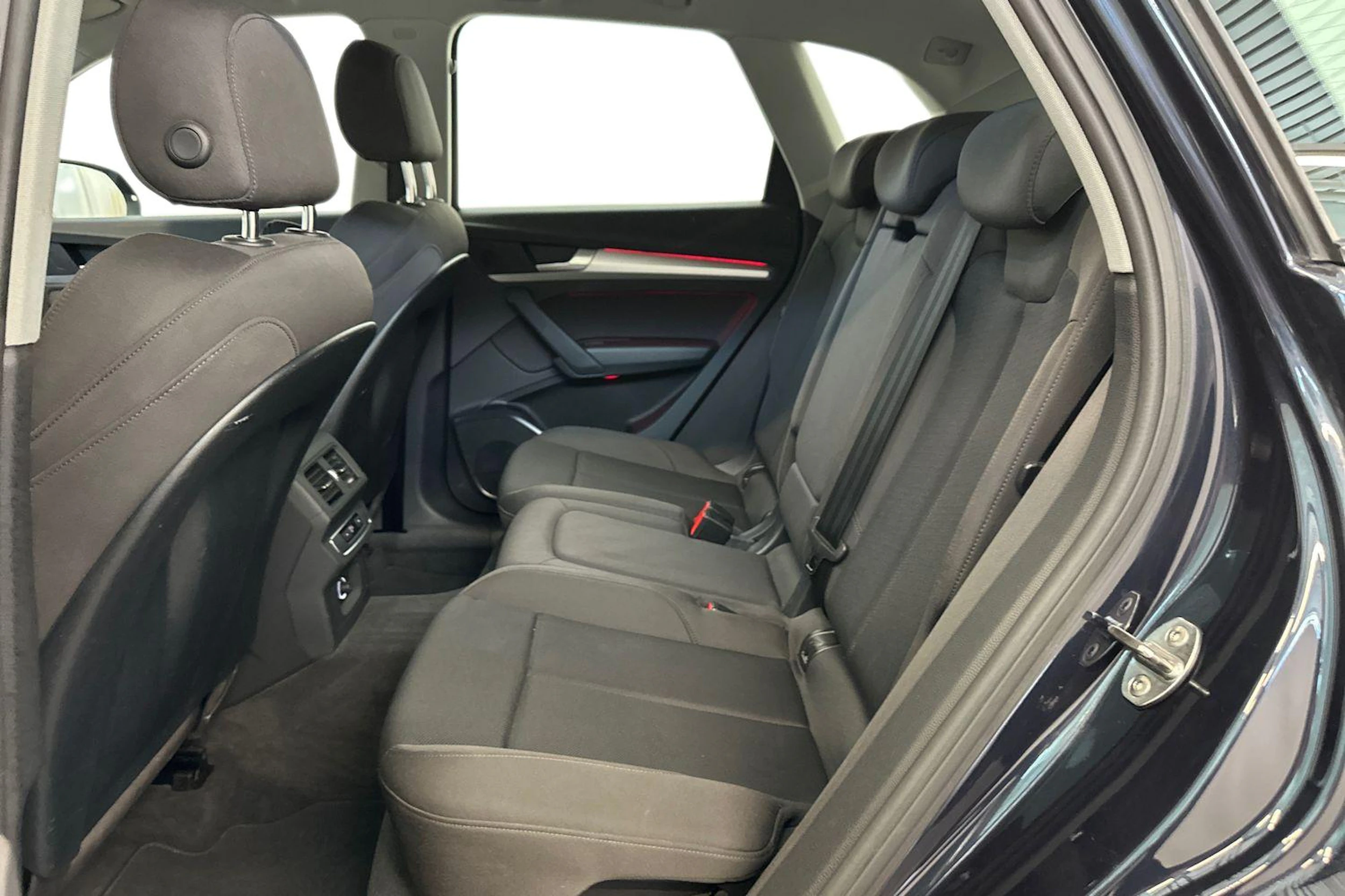 met. sininen Audi Q5 2020 kuva 8.
