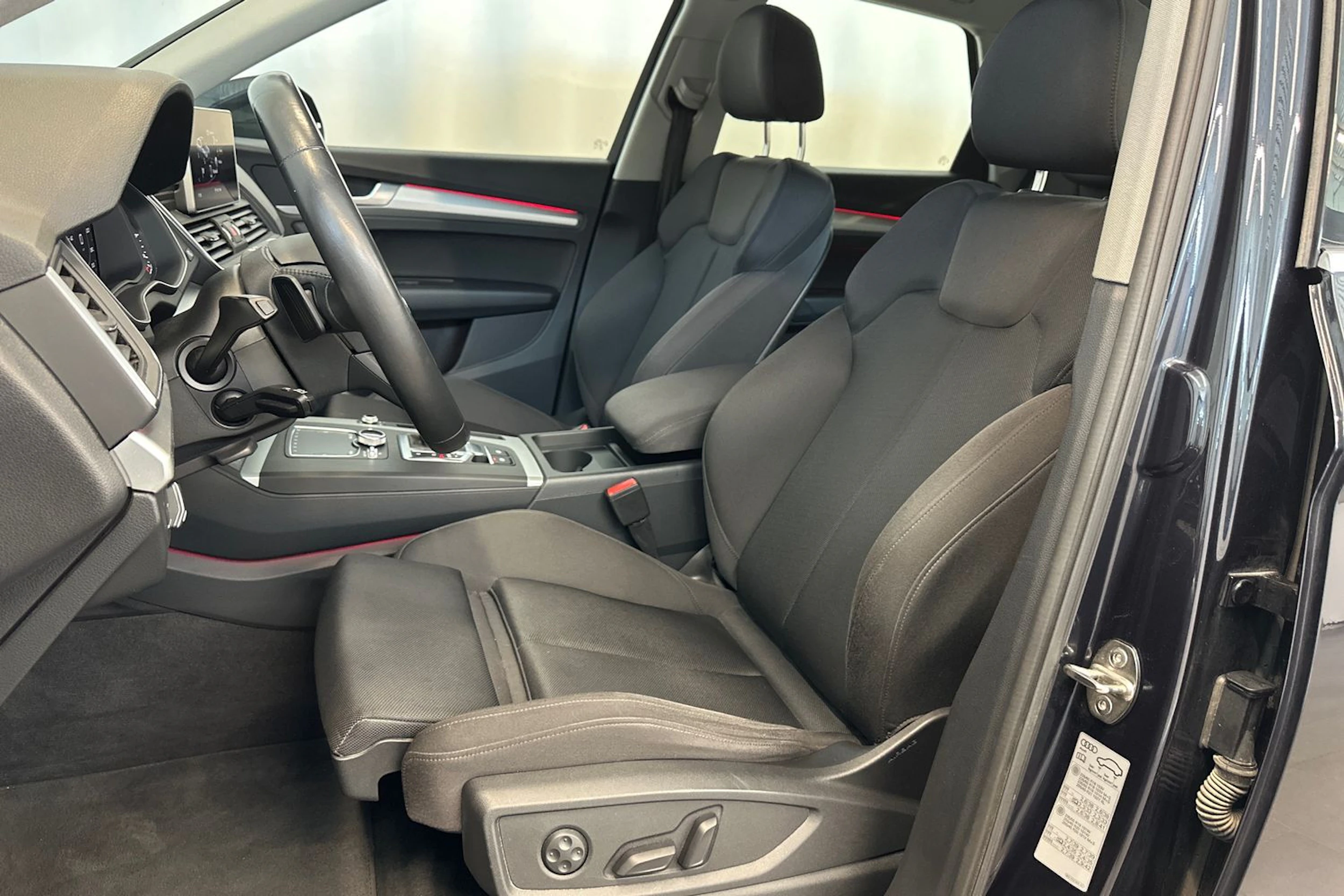 met. sininen Audi Q5 2020 kuva 11.