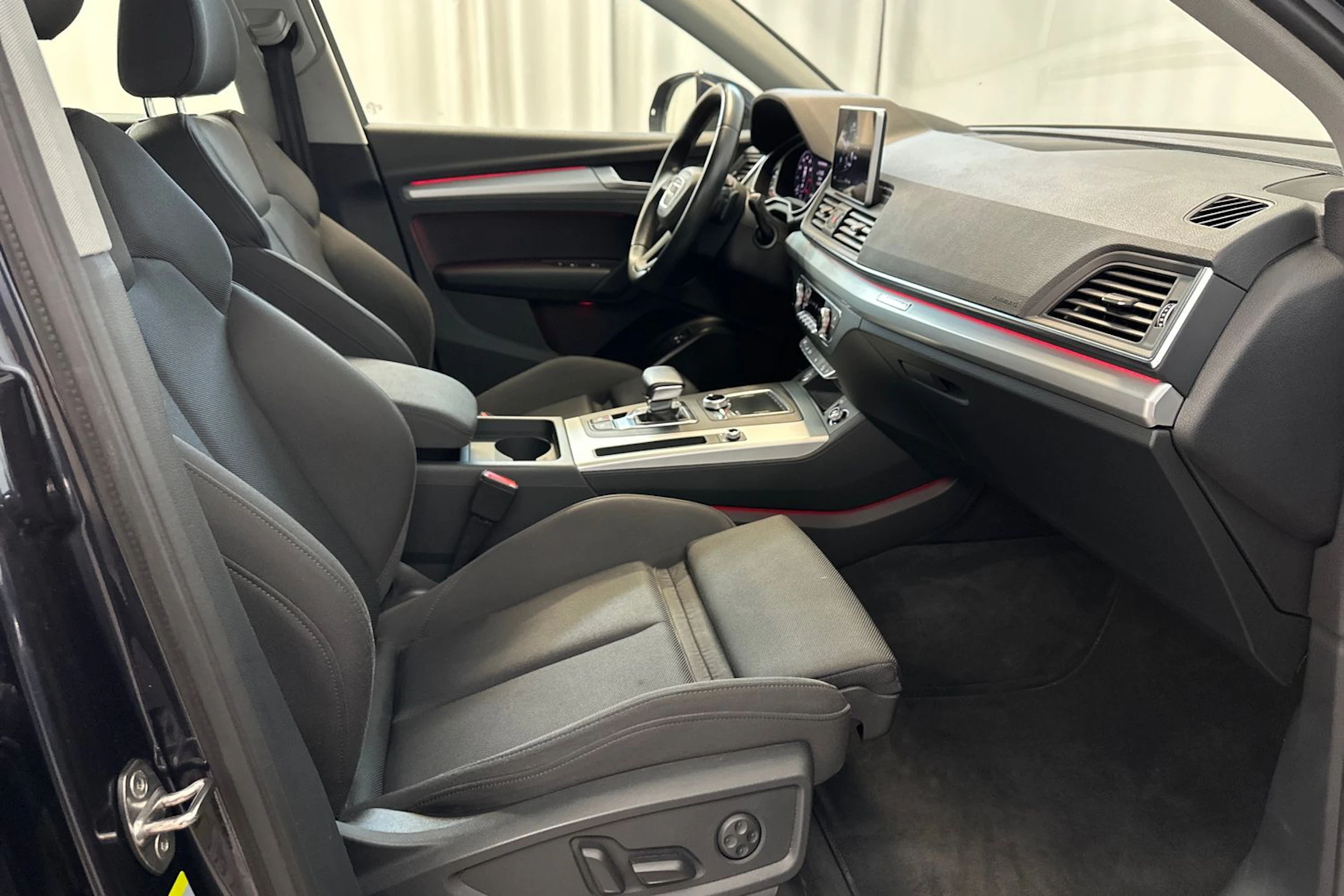 met. sininen Audi Q5 2020 kuva 12.