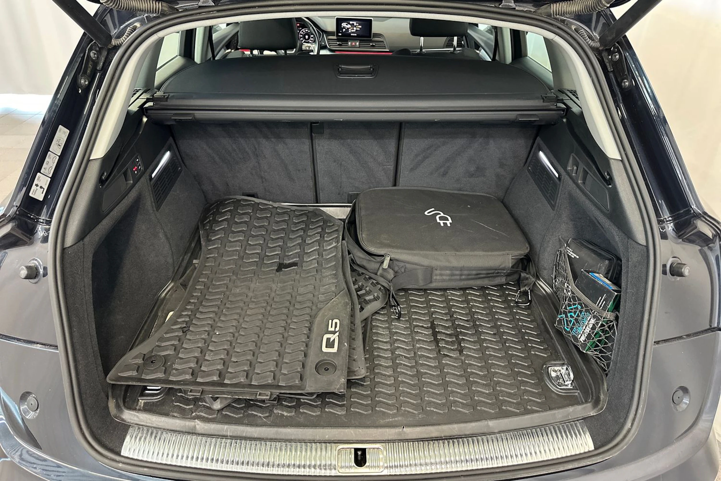 met. sininen Audi Q5 2020 kuva 13.