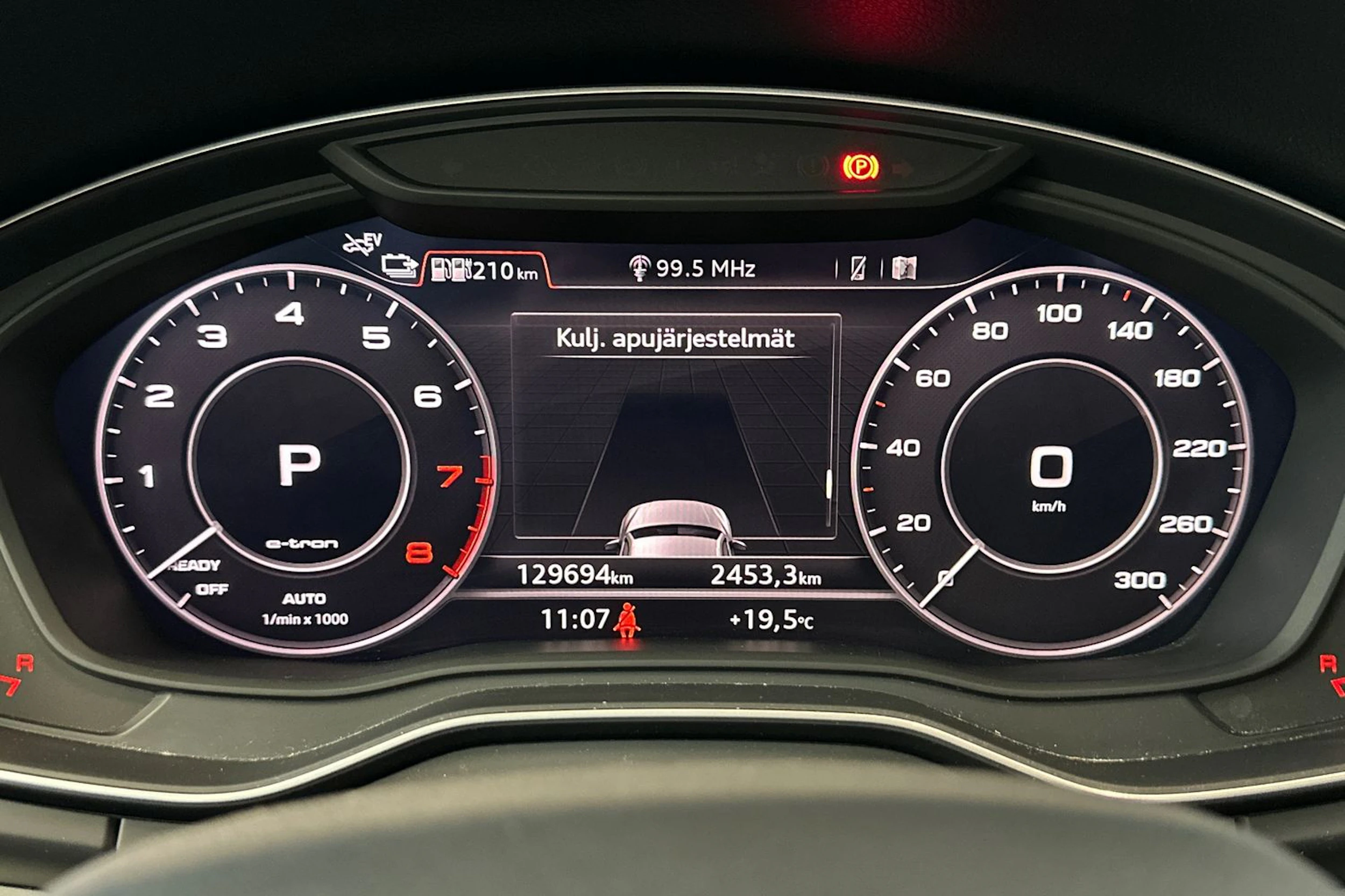 met. sininen Audi Q5 2020 kuva 17.