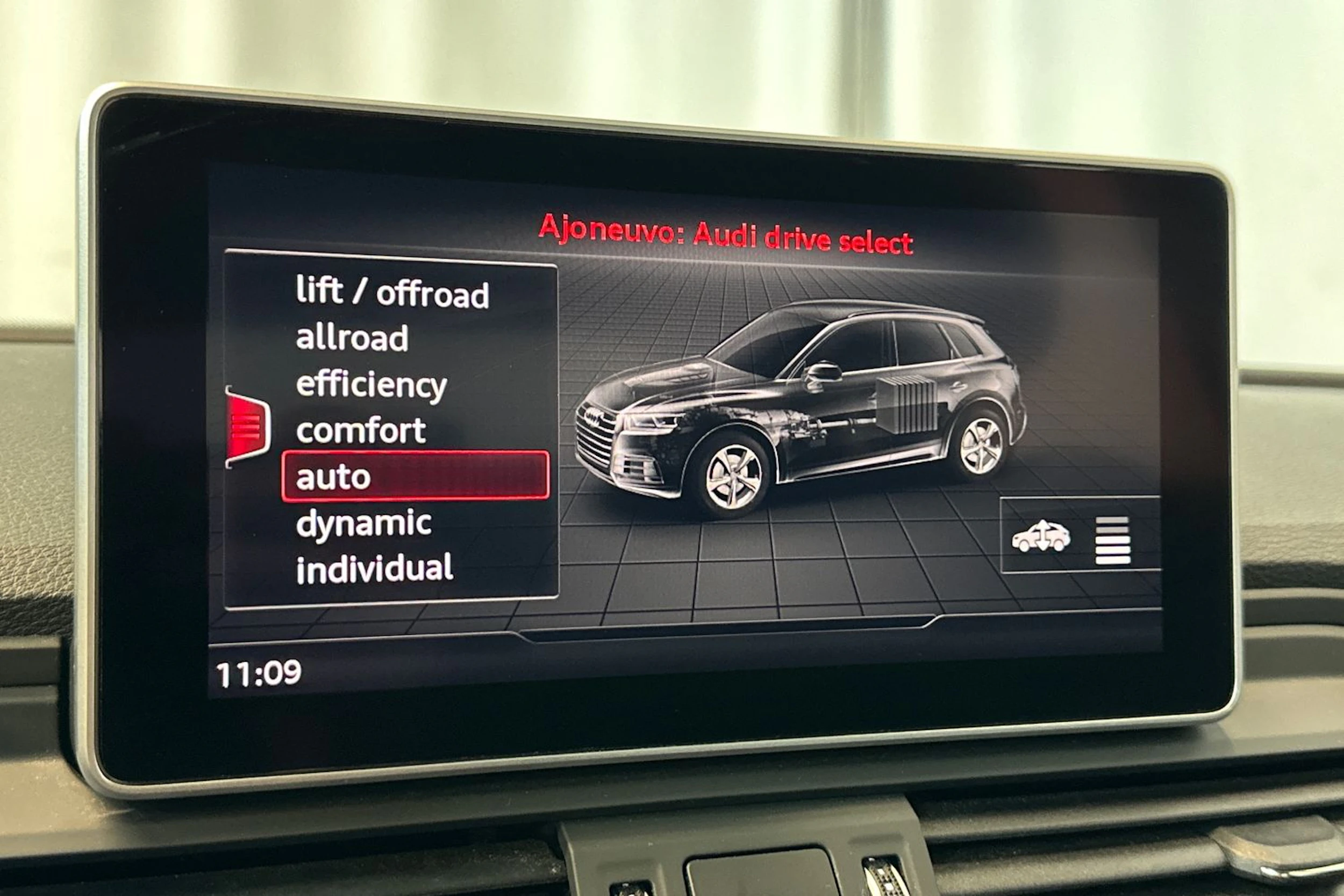 met. sininen Audi Q5 2020 kuva 22.