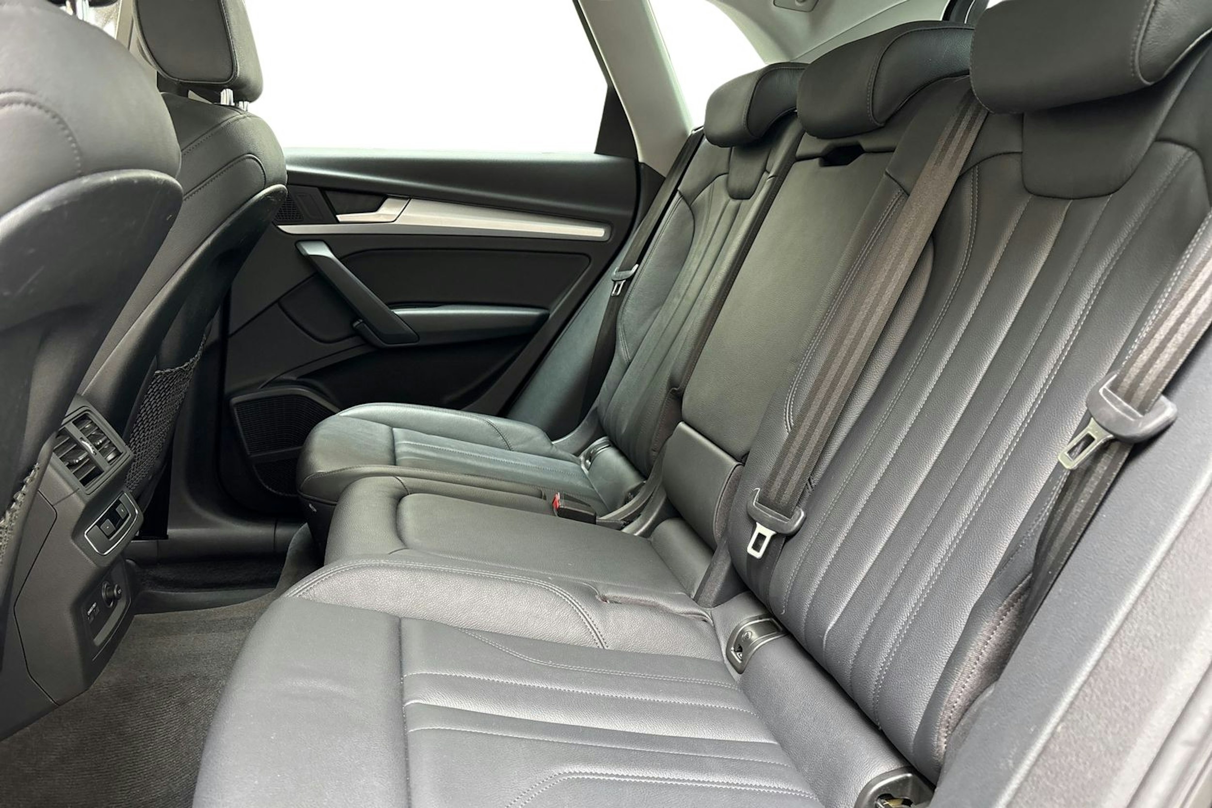 harmaa Audi Q5 2020 kuva 10.