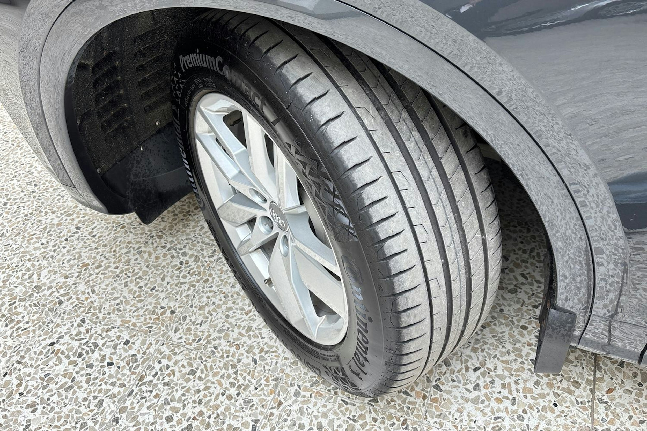 harmaa Audi Q5 2020 kuva 13.
