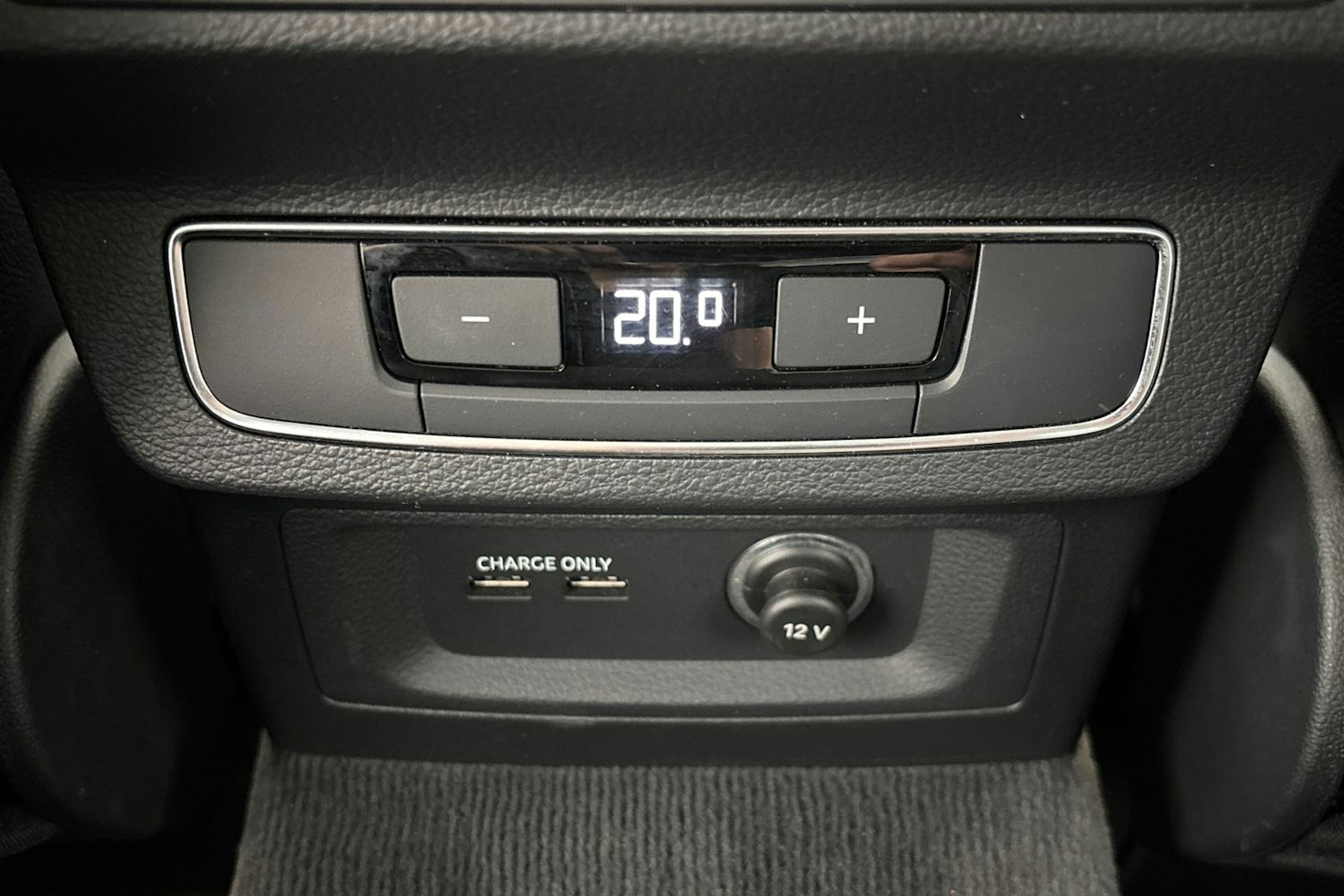 harmaa Audi Q5 2020 kuva 18.