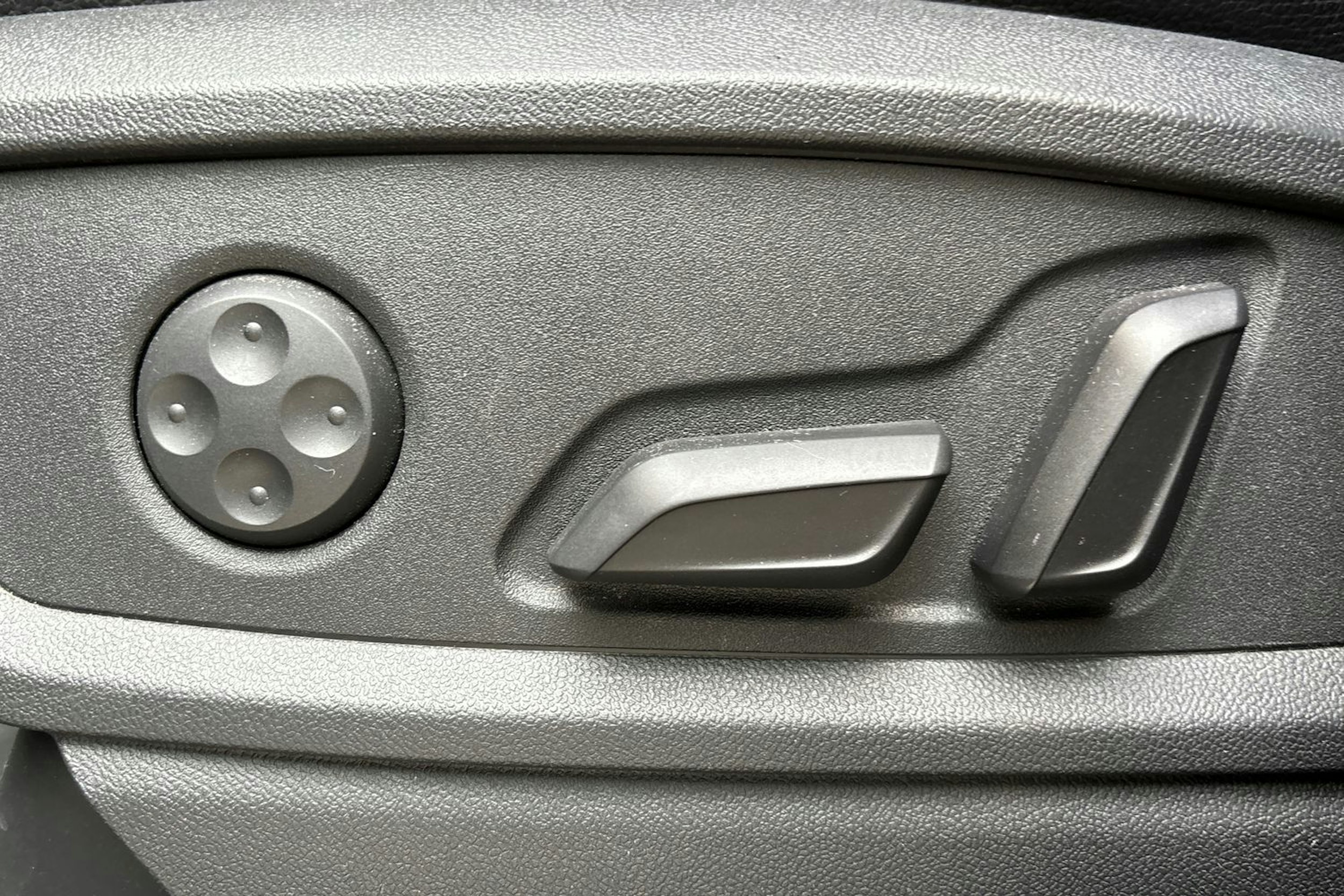 harmaa Audi Q5 2020 kuva 19.