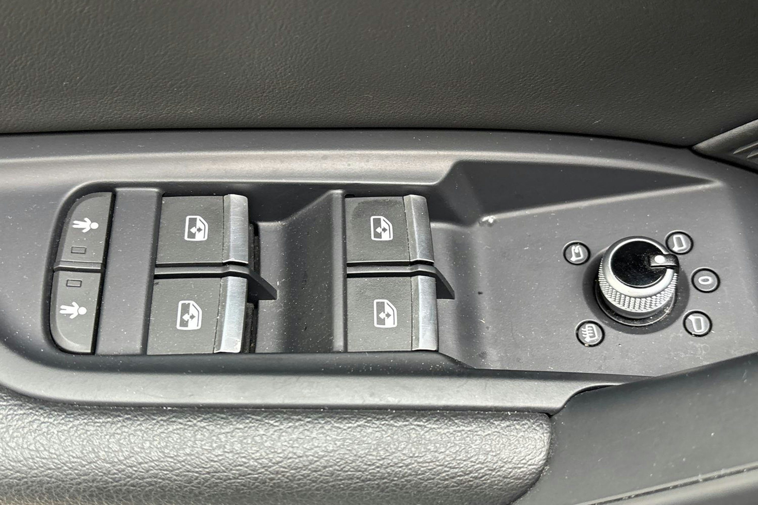 harmaa Audi Q5 2020 kuva 21.