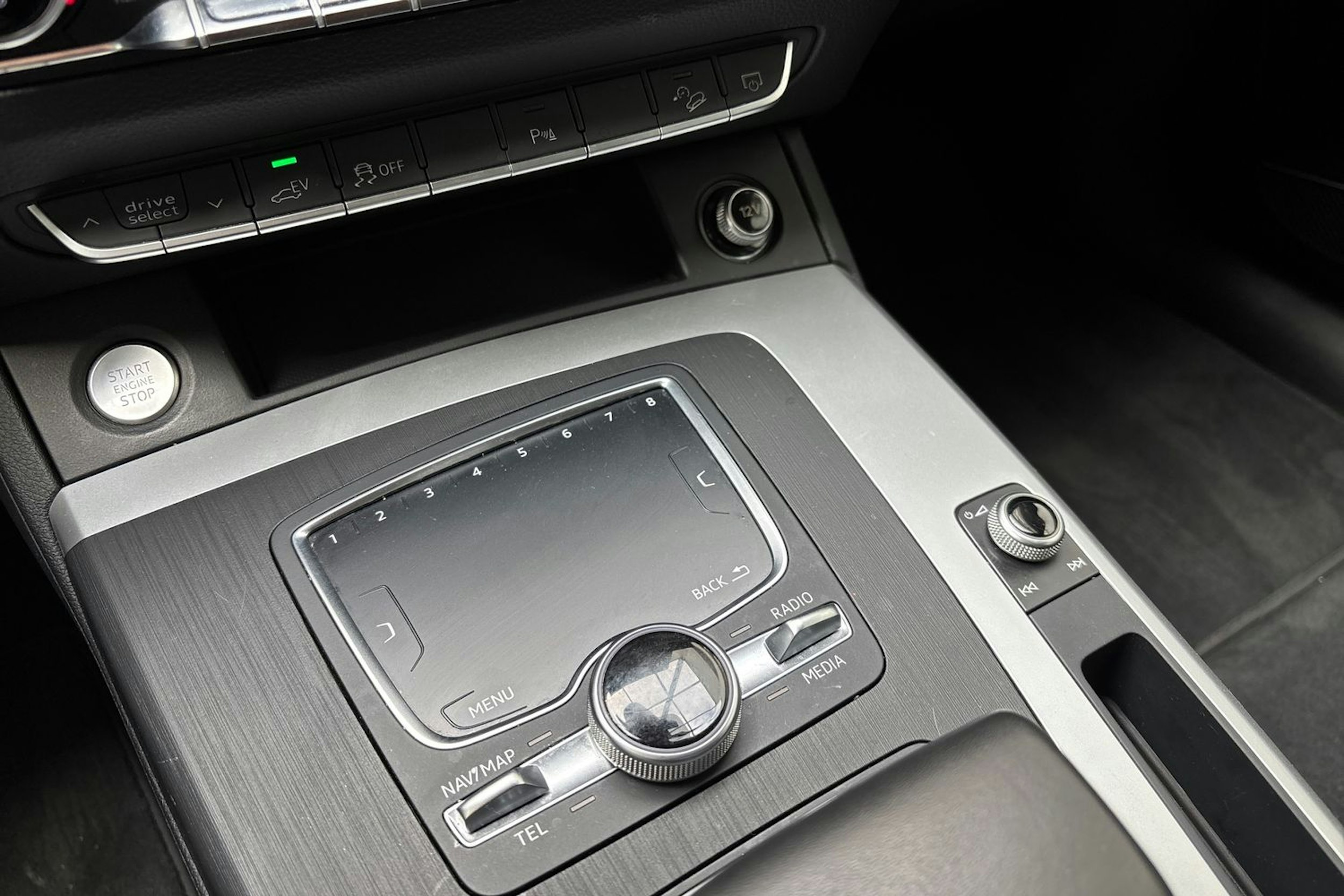 harmaa Audi Q5 2020 kuva 33.
