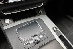 harmaa Audi Q5 2020 kuva 33.