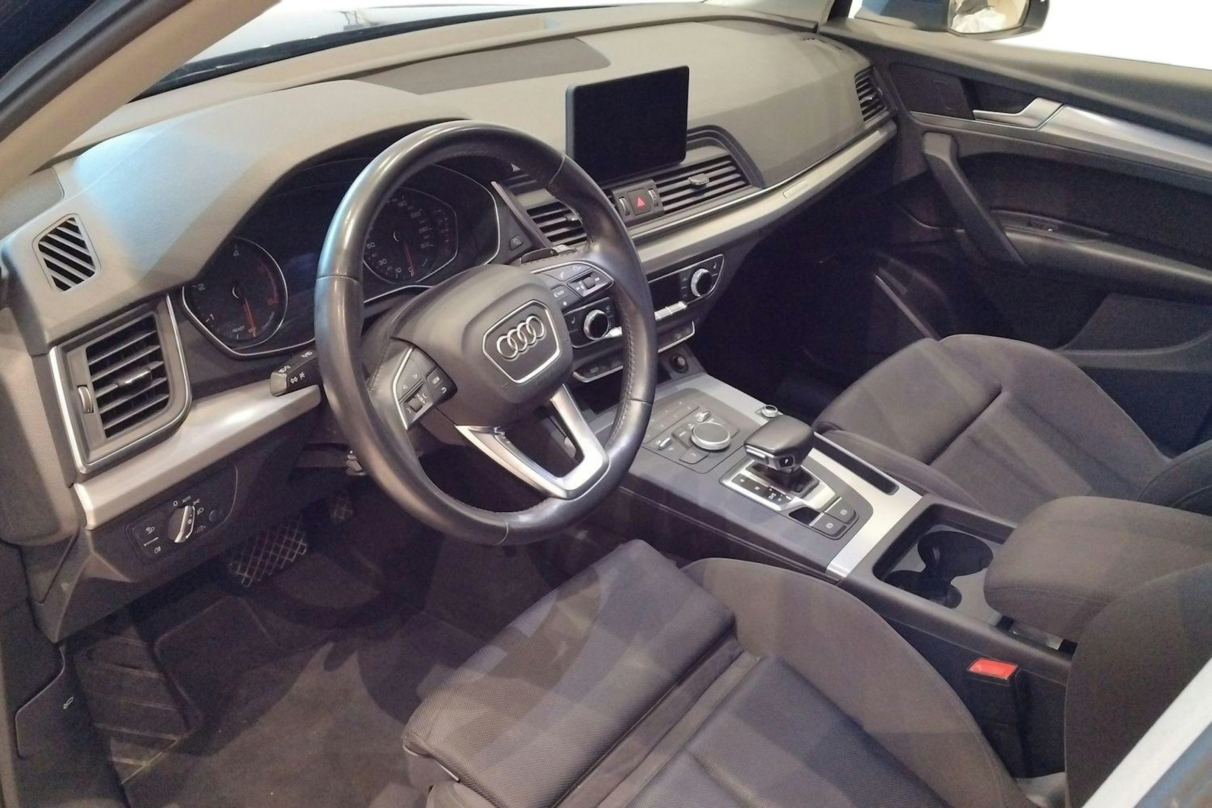 sininen Audi Q5 2020 kuva 7.