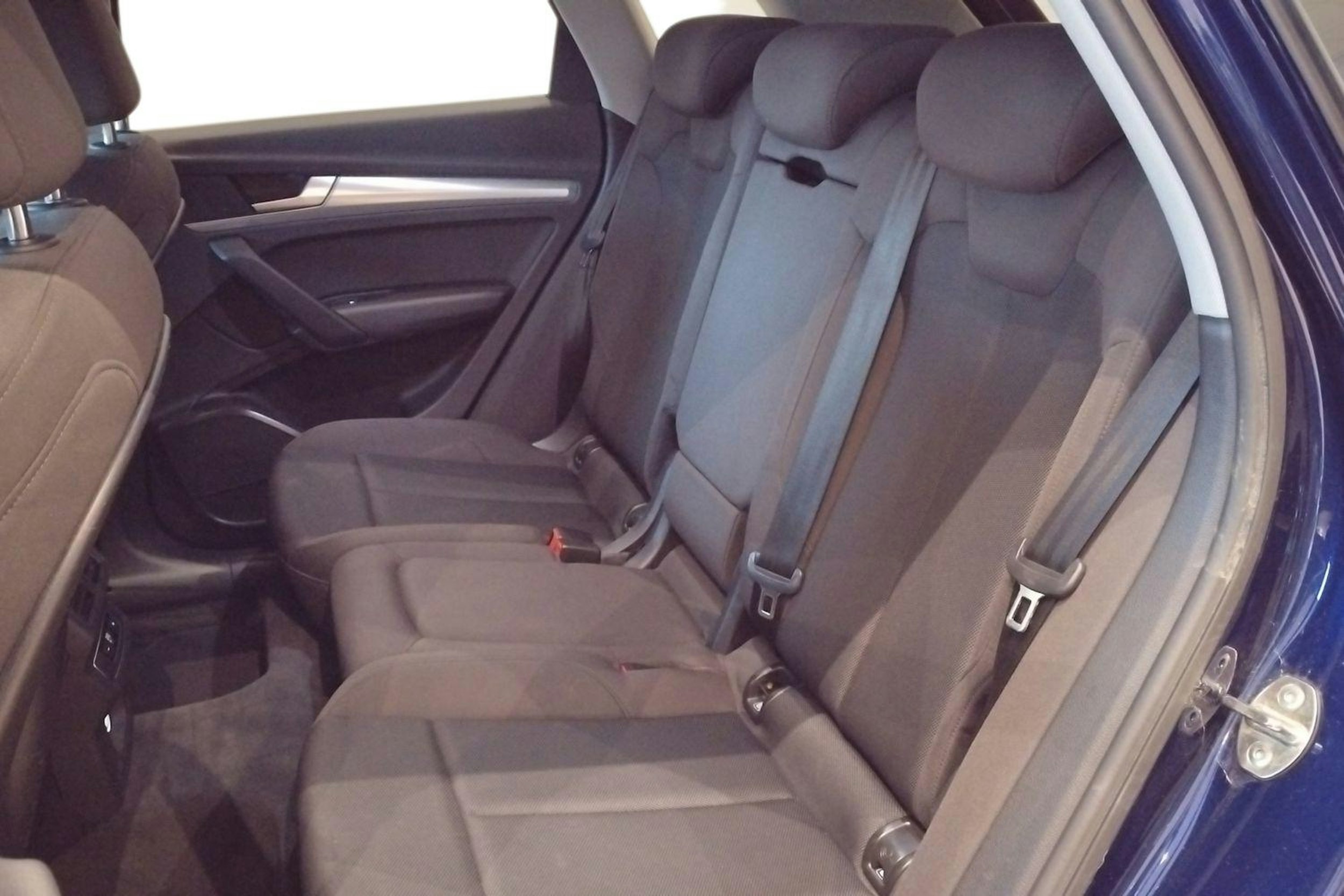 sininen Audi Q5 2020 kuva 10.