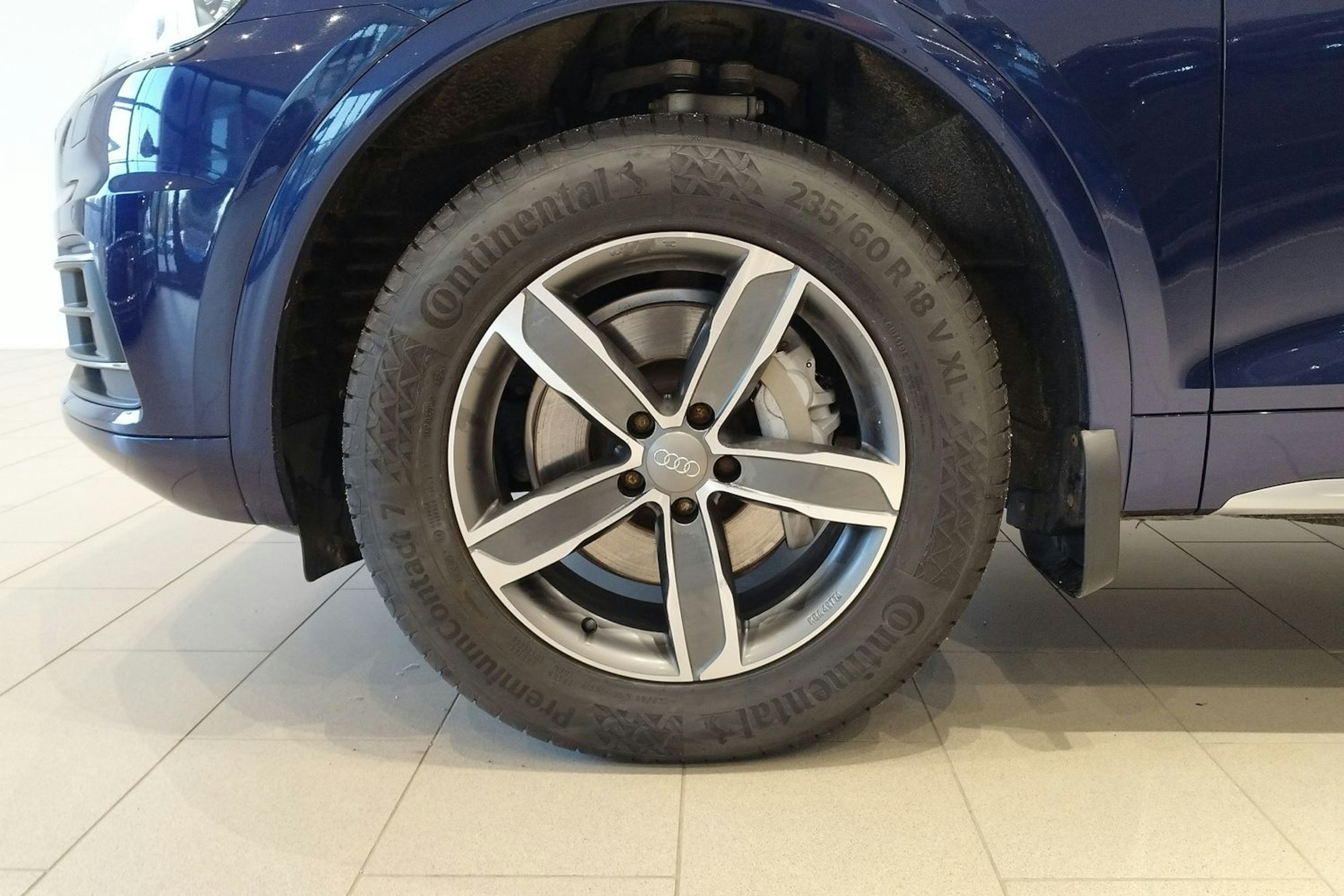 sininen Audi Q5 2020 kuva 11.