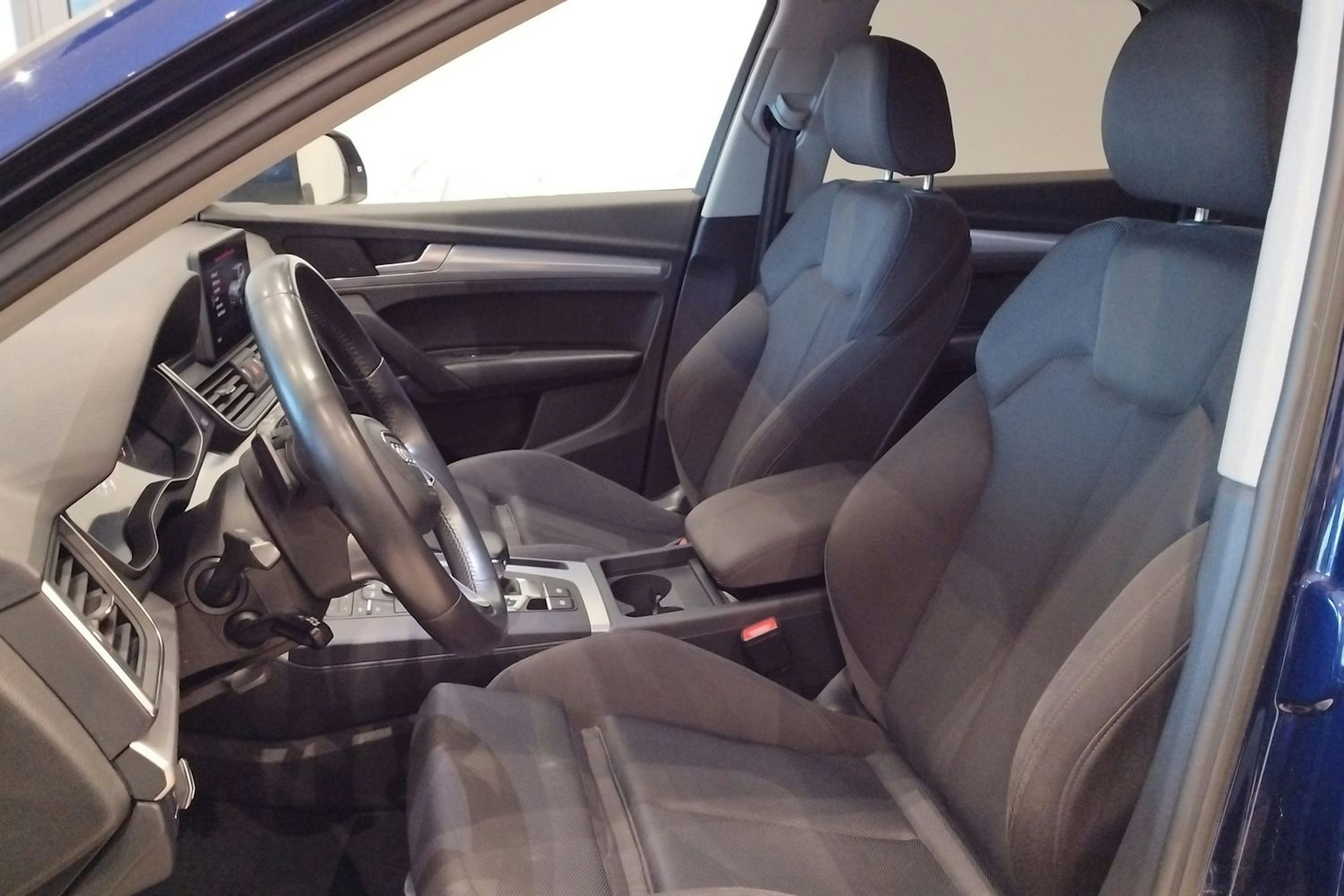 sininen Audi Q5 2020 kuva 16.